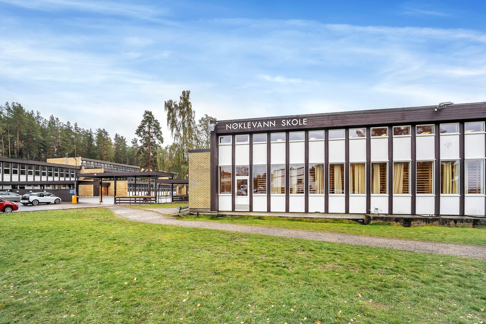 Boligen sogner til Nøklevann barneskole (1.-7.trinn) som ligger i gangavstand fra boligen. Elever herfra går videre til Skullerud Ungdomsskole (8.-10.trinn). Galleribilde