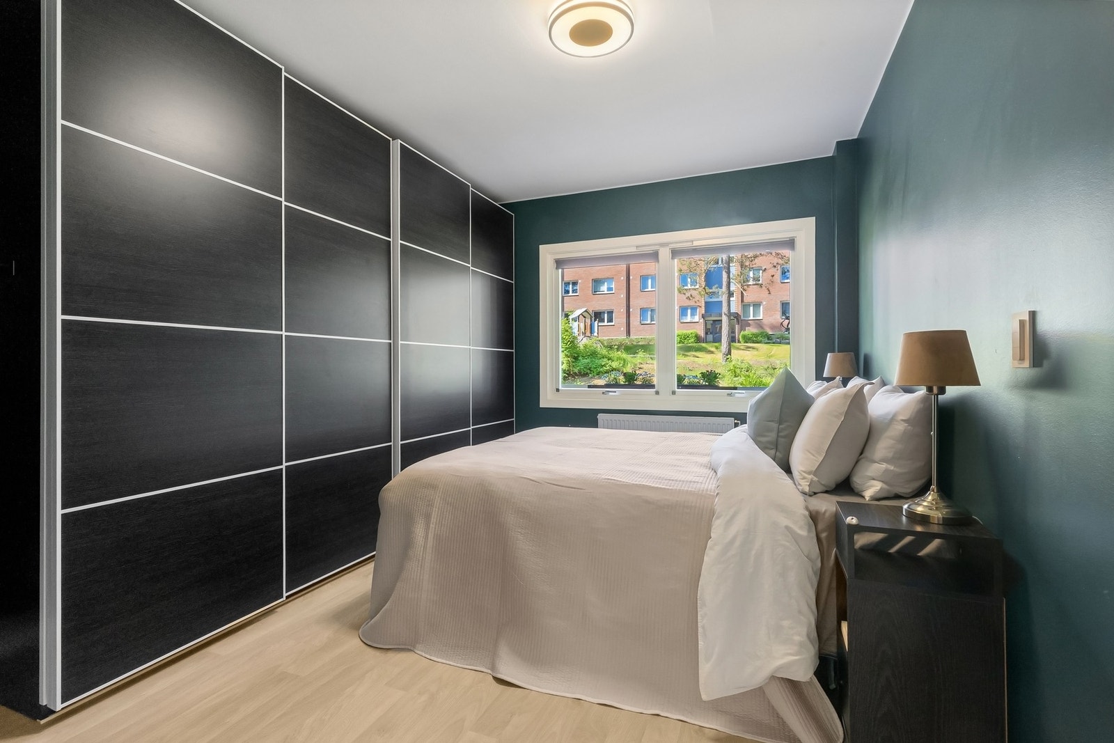 Hovedsoverommet har stor skyvedørsgarderobe og radiator med vannbåren varme. Galleribilde