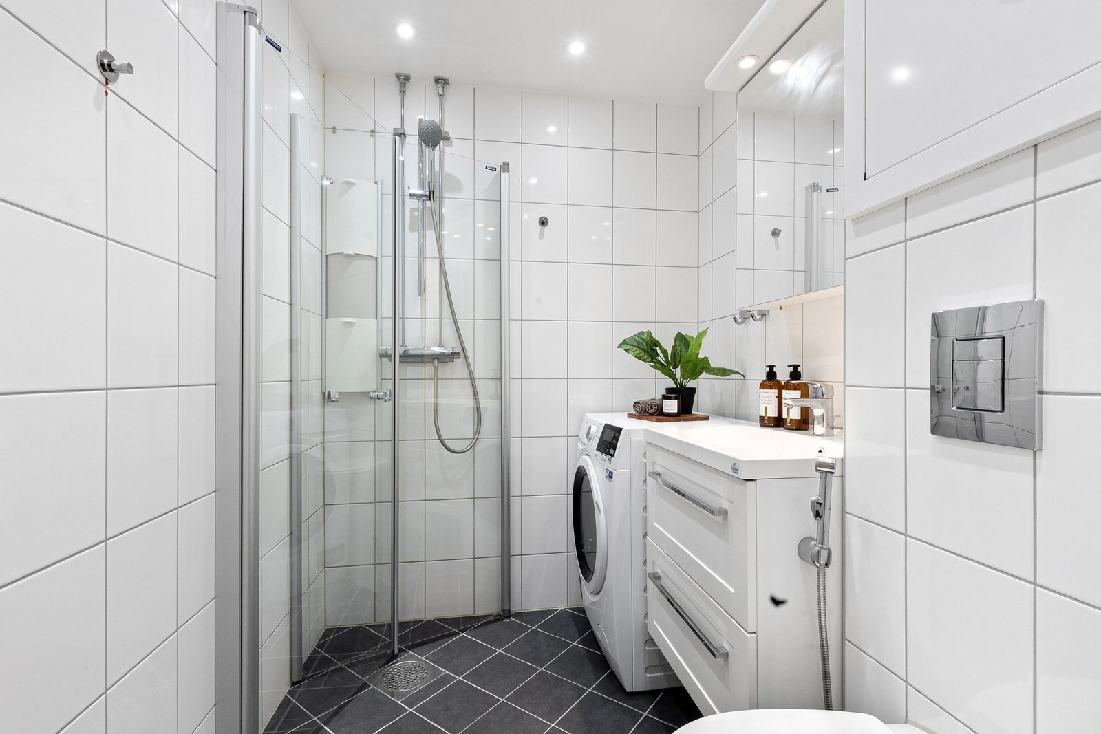 Badet ble totalrehabilitert i regi av borettslaget i 2014/15. Det er gulvvarme, opplegg for vaskemaskin, dusjesone, downlights i tak m.m. Galleribilde