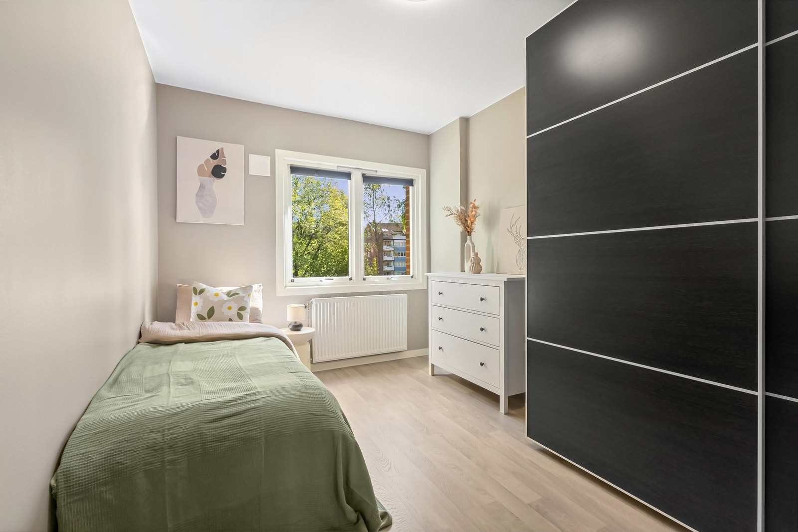 Også her er det god skapplass med skyvedørsgarderobe og vannbåren oppvarming via radiator. Galleribilde