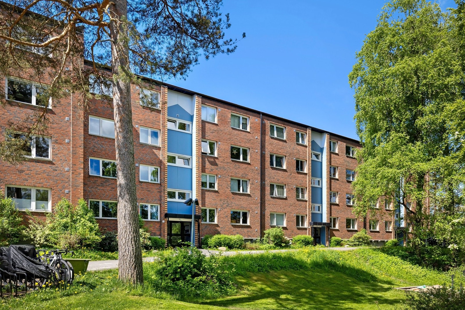 Blokka ligger skjermet og tilbaketrukket til, omkranset av store grøntarealer med skog og lekeplass. Om ønskelig er det mulighet for leie av biloppstillingsplass eller garasje etter venteliste. Galleribilde