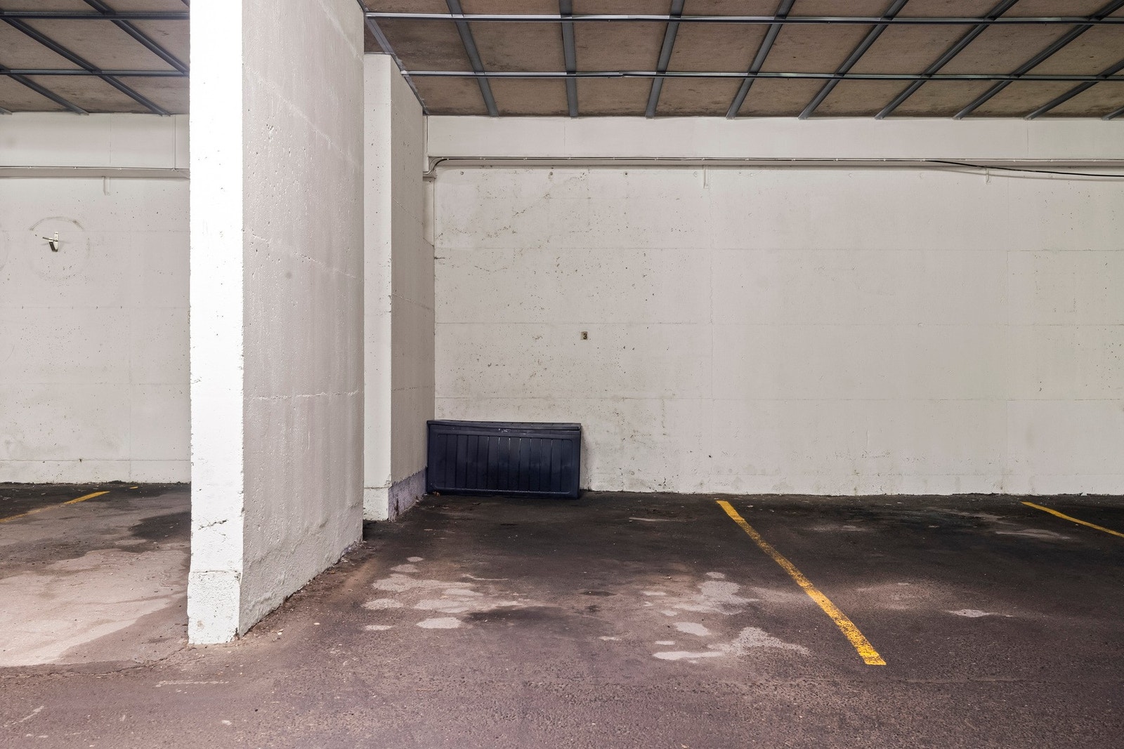 Parkering er godt ivaretatt med egen parkeringsplass i fellesgarasje, hvor det i tillegg er plass til oppbevaring av sommer- og vinterdekk Galleribilde