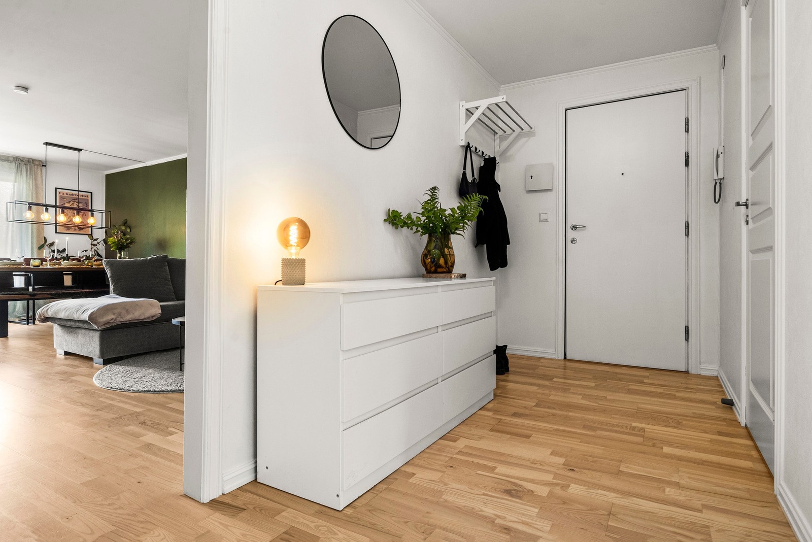 Allerede når du kommer inn døren blir du møtt av en stor og luftig entré med god plass til yttertøy og oppbevaring Galleribilde