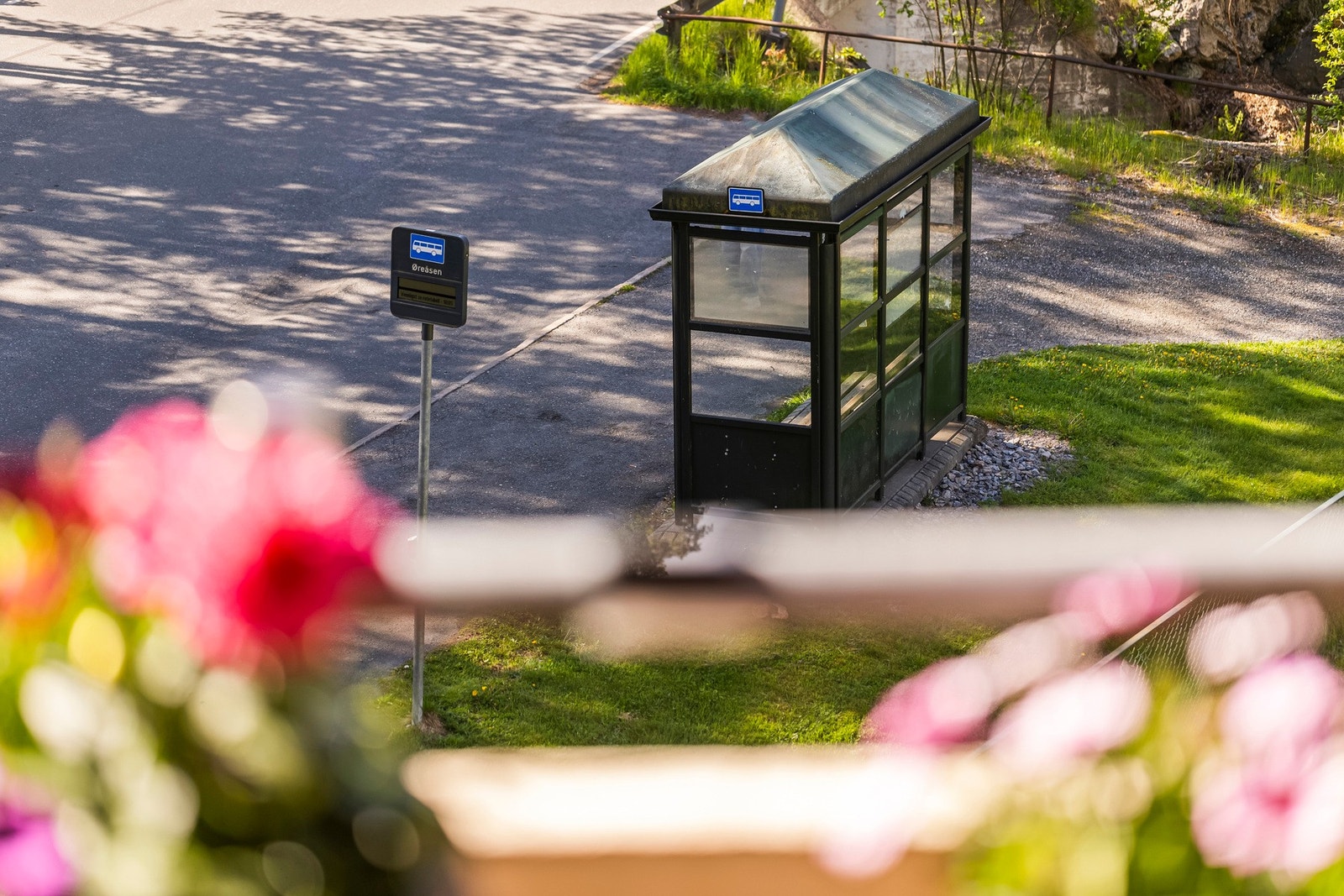 Bussholdeplass ligger kun ca. 50 meter fra blokken, og nærmeste barnehage ligger omtrent 500 meter unna Galleribilde