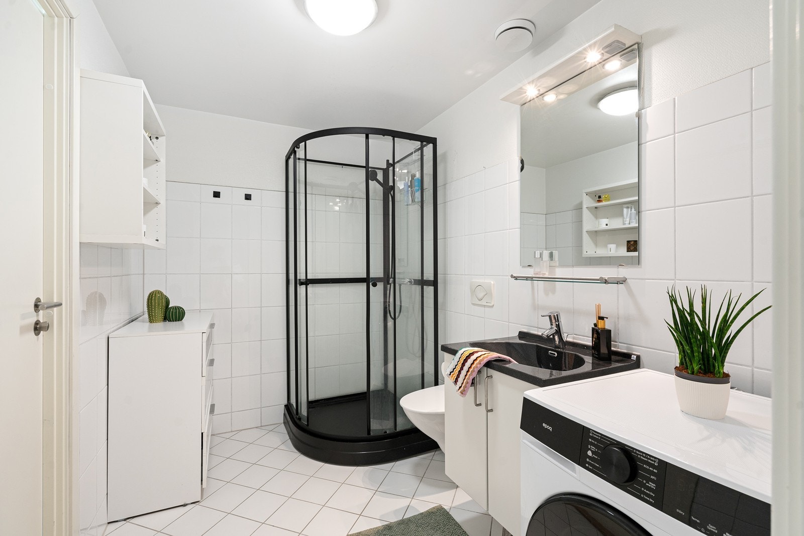 Badet har adkomst både fra gang og hovedsoverom, noe som gir en svært funksjonell og god løsning i hverdagen. Galleribilde