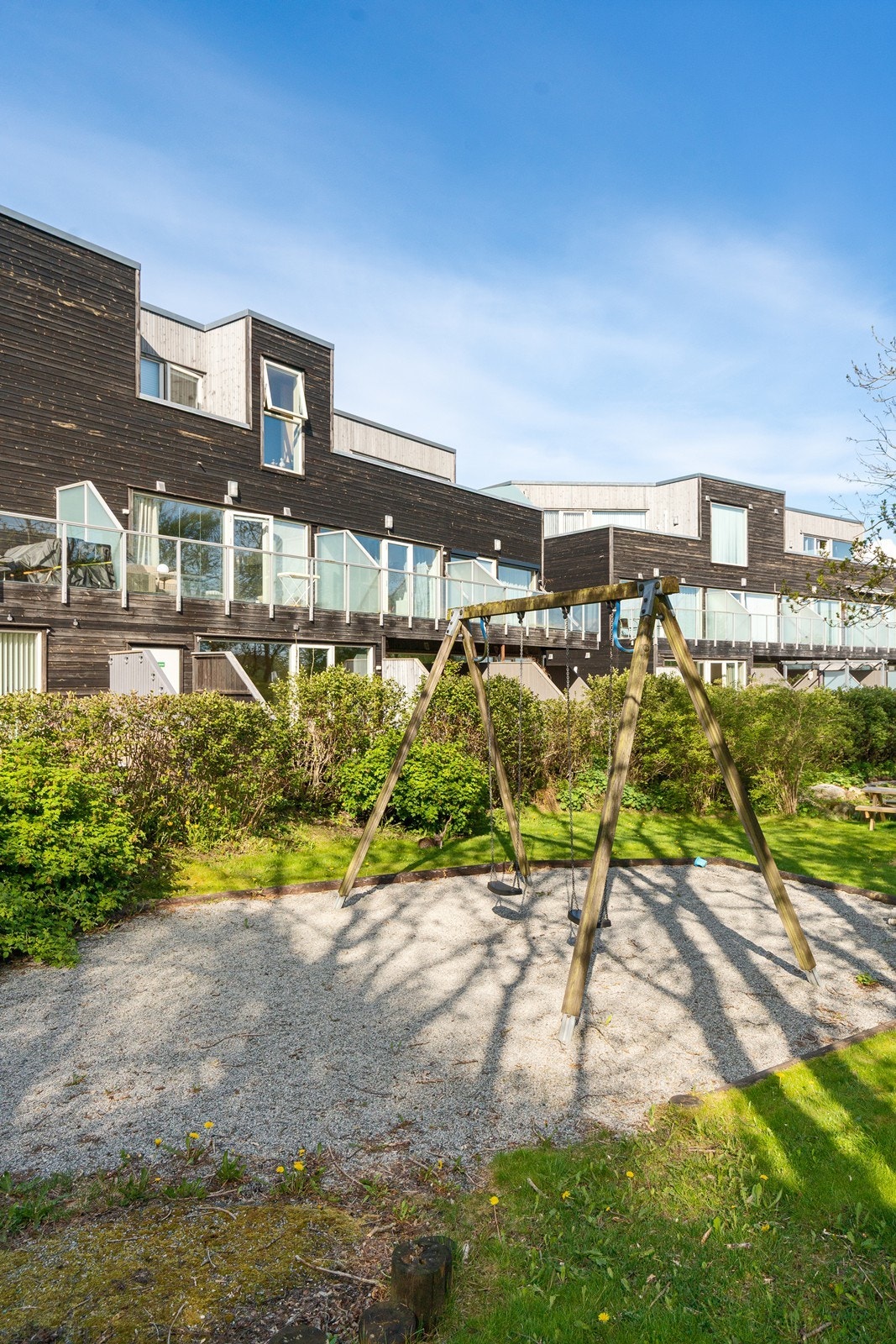 Fint opparbeidet uteområde med lekeplass og gode grøntarealer rundt. Galleribilde