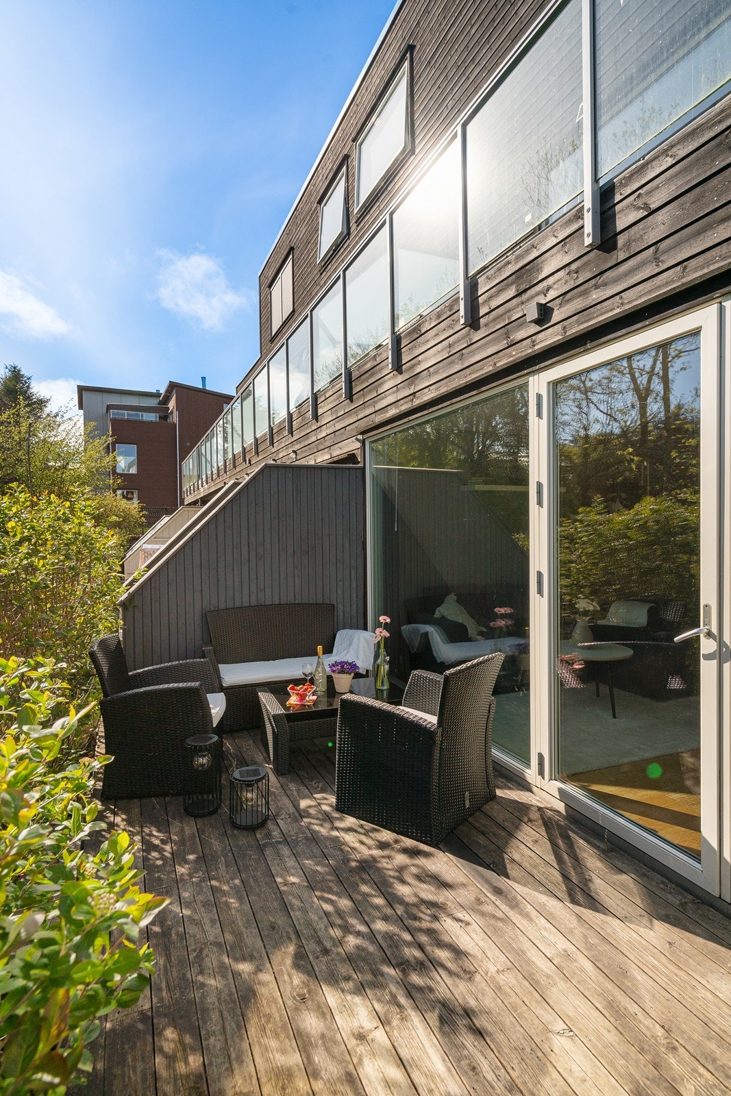 Fra stuen er det utgang til en terrasse med god plass til utemøbler. Galleribilde