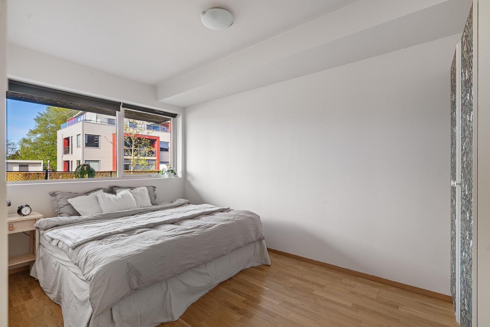 Hovedsoverommet er lyst og har god plass til garderobeskap. Det er direkte adkomst til badet. Galleribilde