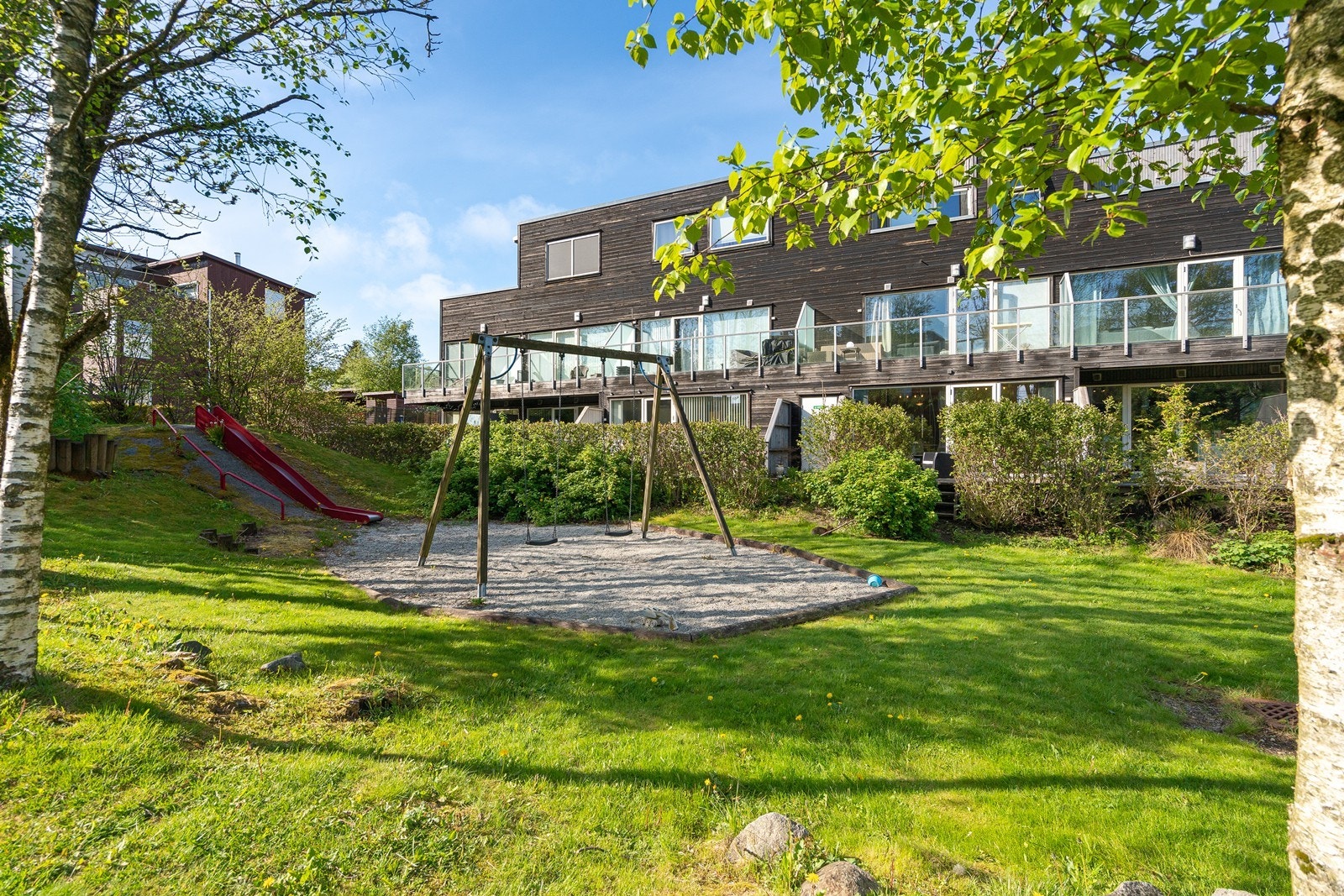 Boligen ligger i et populært og barnevennlig boligområde på Ganddal i Sandnes. Galleribilde