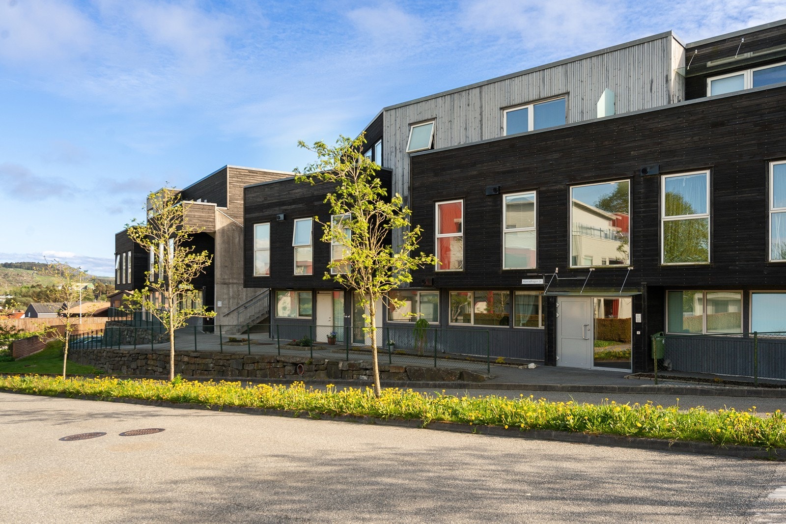 Her er det nærhet til skoler, barnehager, dagligvarebutikker og flotte turområder, noe som gjør det til et perfekt sted for både eldre, unge og etablerte familier. Galleribilde