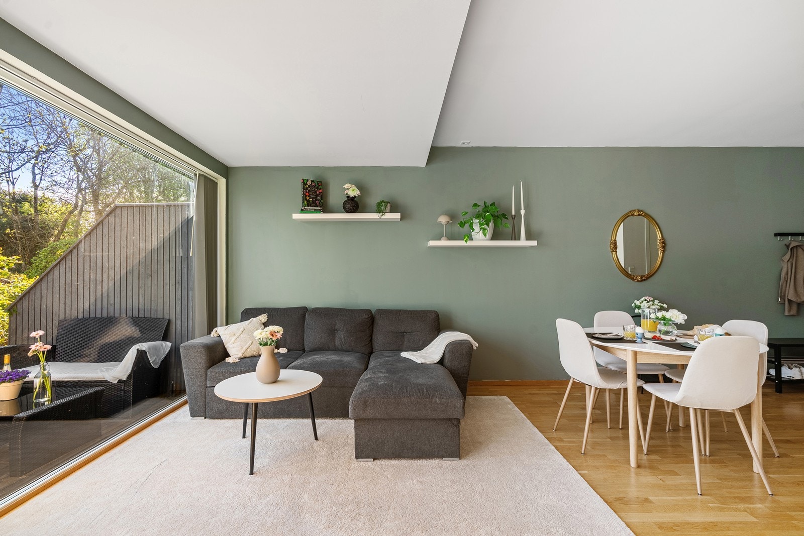Rommet har god plass til både sofagruppe og spisebord, noe som gir en fleksibel og sosial planløsning hvor det er lett å samle familie og venner. Galleribilde