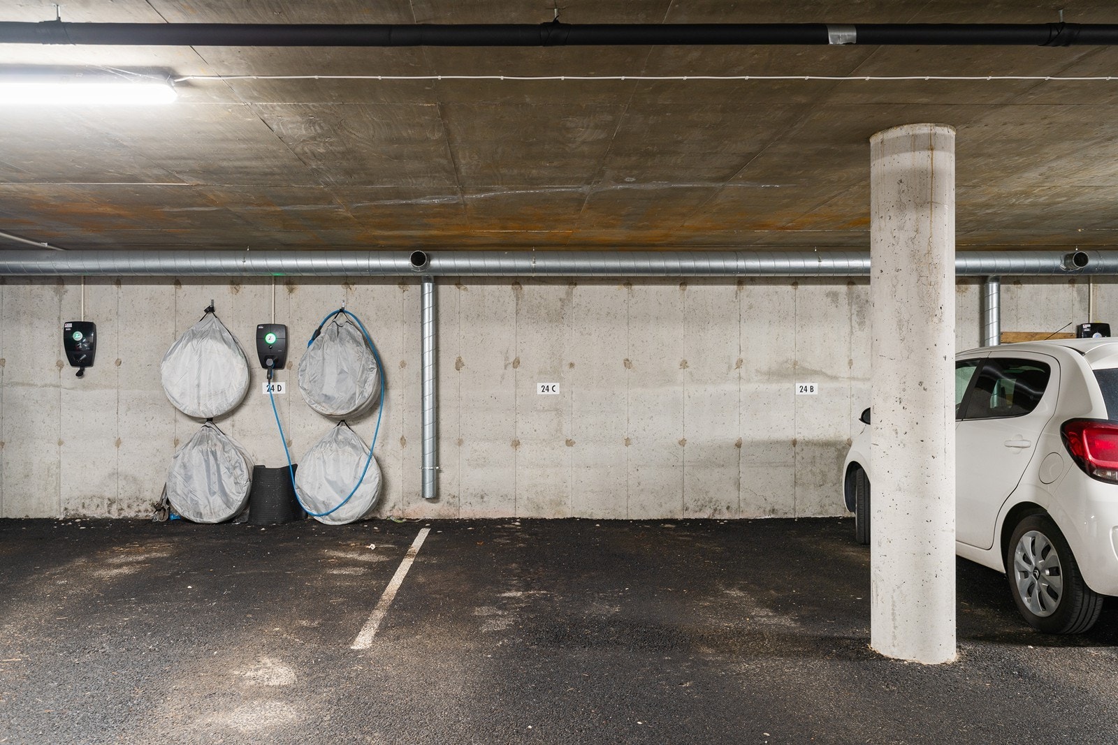 1 parkeringsplass i garasjeanlegg. Egen sportsbod i underetasjen. Galleribilde