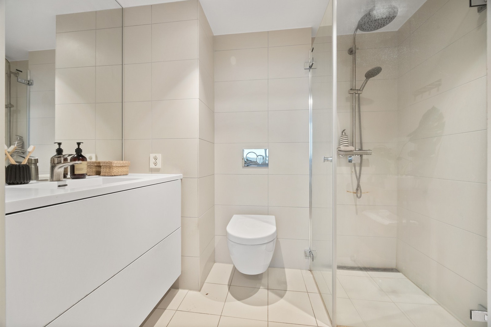 Flislagt baderom med direkte adkomst til hovedsoverommet. Badet har elektriske varmekabler og vannbåren gulvvarme, samt downlights i himling Galleribilde