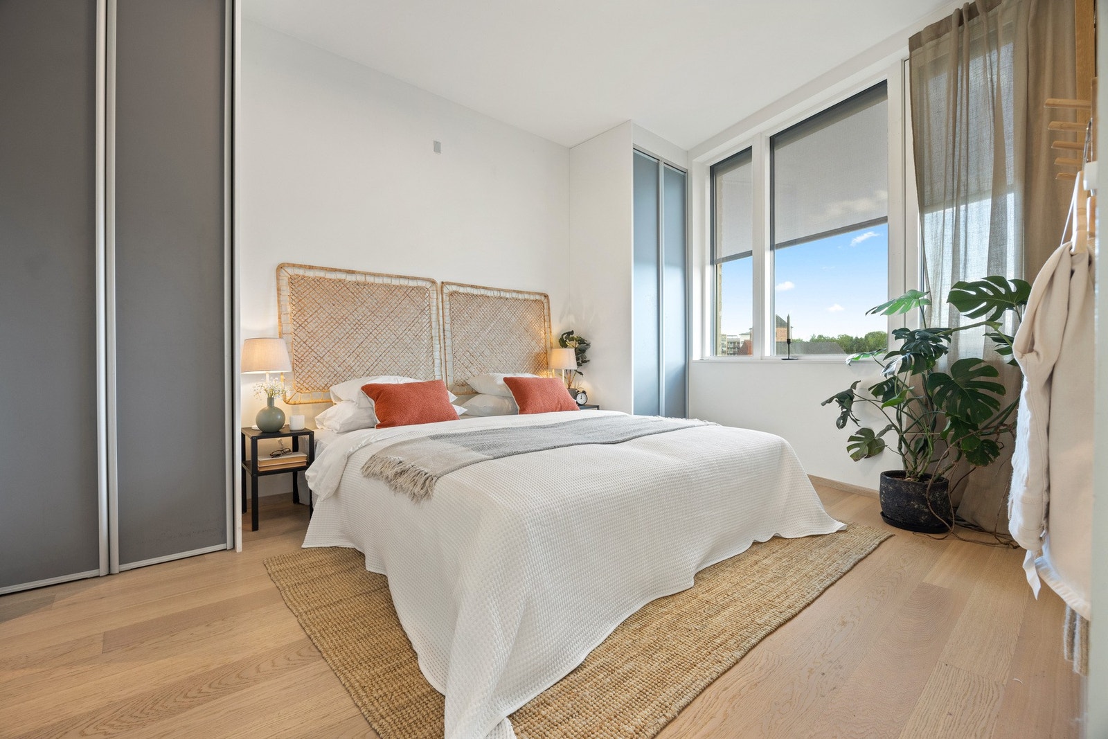 Hovedsoverommet er av god størrelse med direkte adkomst til det ene badet. Rommet har god plass til dobbeltseng og er innredet med skyvedørsgarderobe på begge sider av sengen Galleribilde