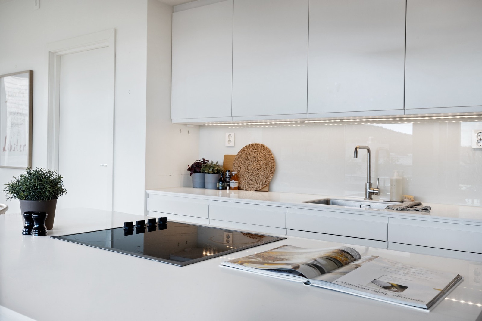 Leiligheten har vannbåren gulvvarme og balansert ventilasjon, noe som gir et behagelig og energieffektivt inneklima Galleribilde