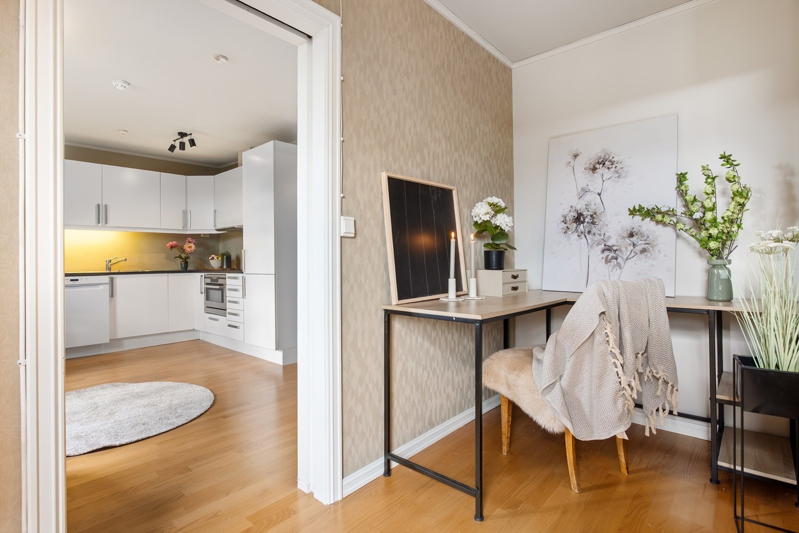 Soverommet har tapetserte vegger og plass til en liten arbeidsplass. Galleribilde