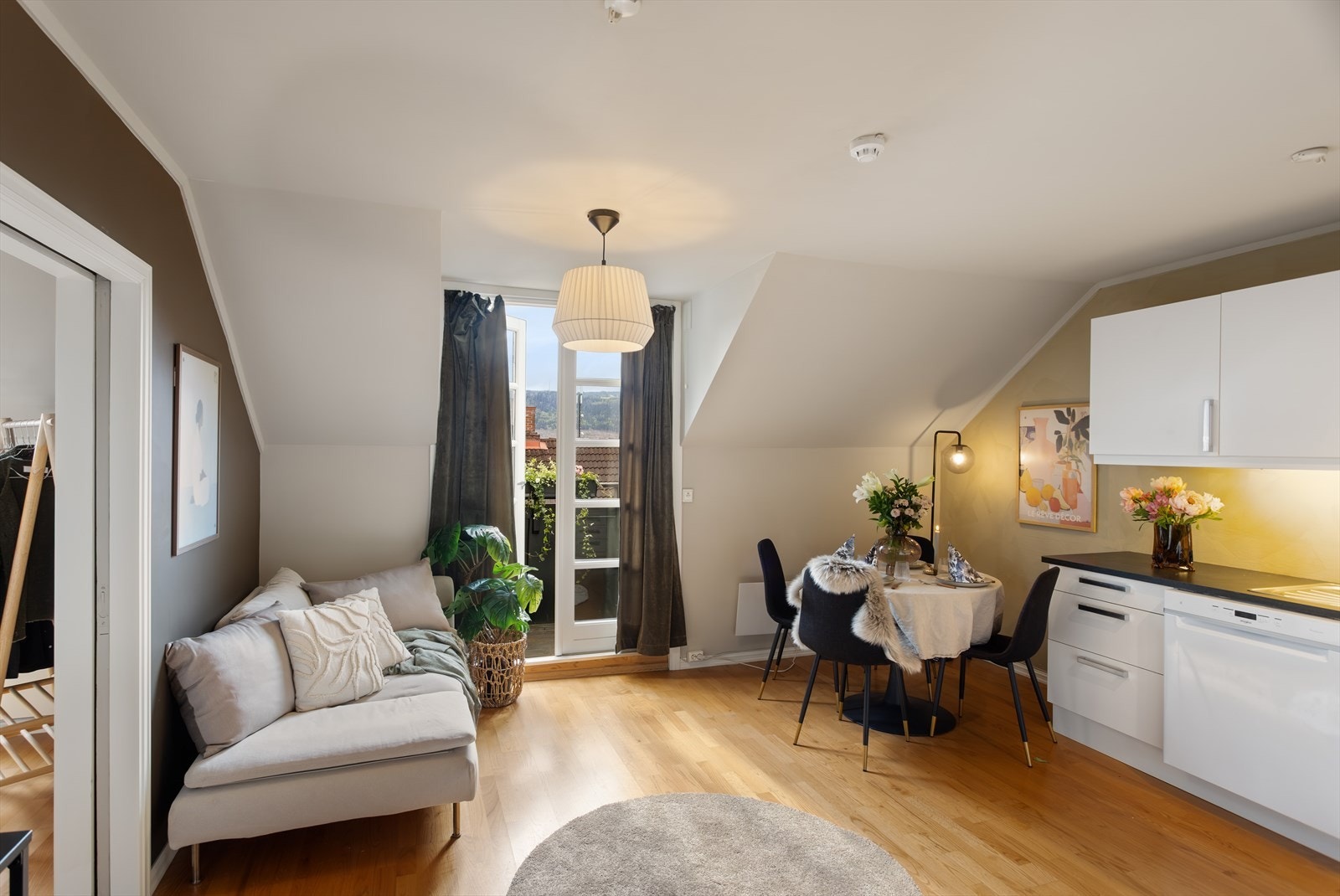 Rommet har plass til både sofagruppe og spisebord. Galleribilde