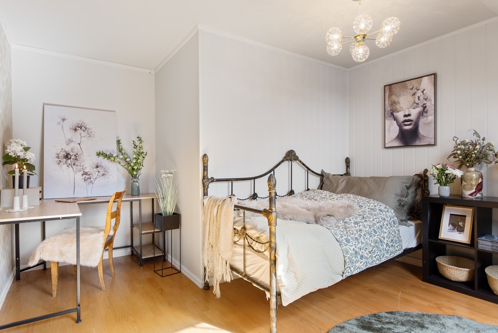 Et lyst og trivelig soverom med flere møbleringsmuligheter. Galleribilde