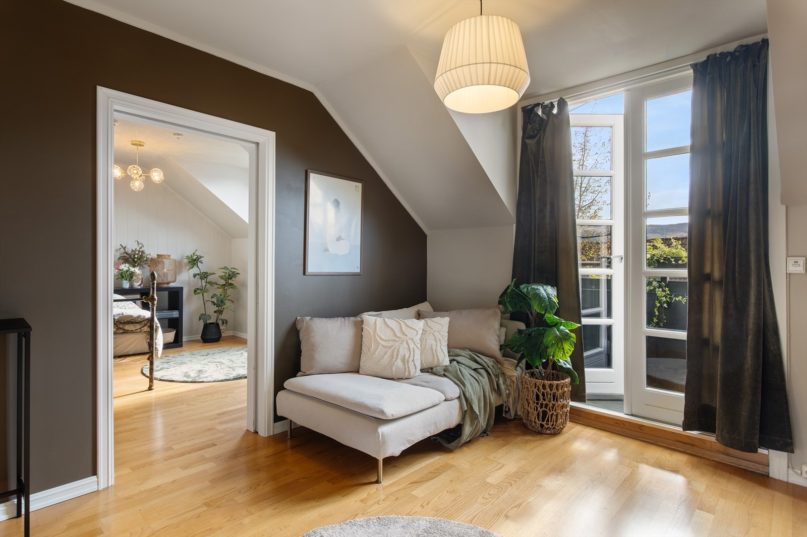 Stuen har utgang til balkong gjennom en verandadør med 2-lags glass fra 2009. Galleribilde