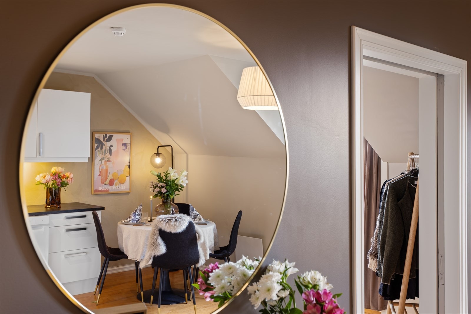 Detalj fra stuen som viser forbindelsen til soverommet. Galleribilde
