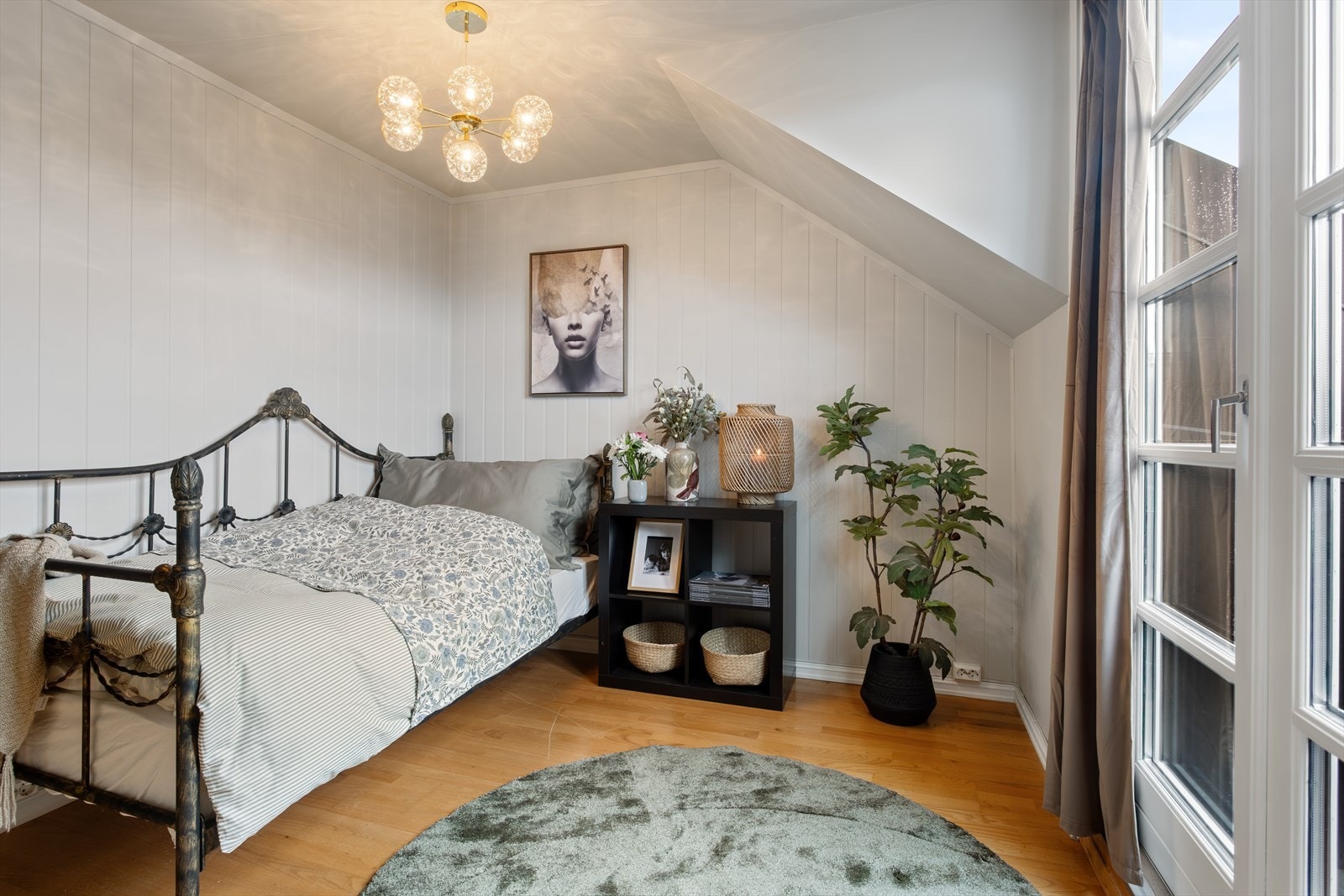 Utsikt fra sengen og rett ut på den private balkongen. Galleribilde