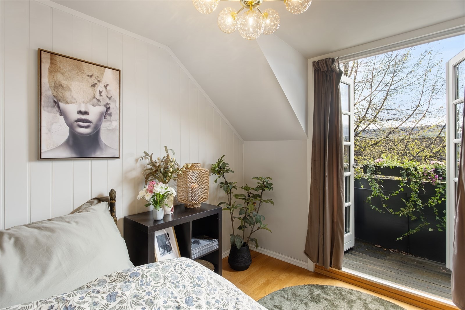 Den private balkongen utenfor soverommet har et rekkverk på 108 cm. Galleribilde