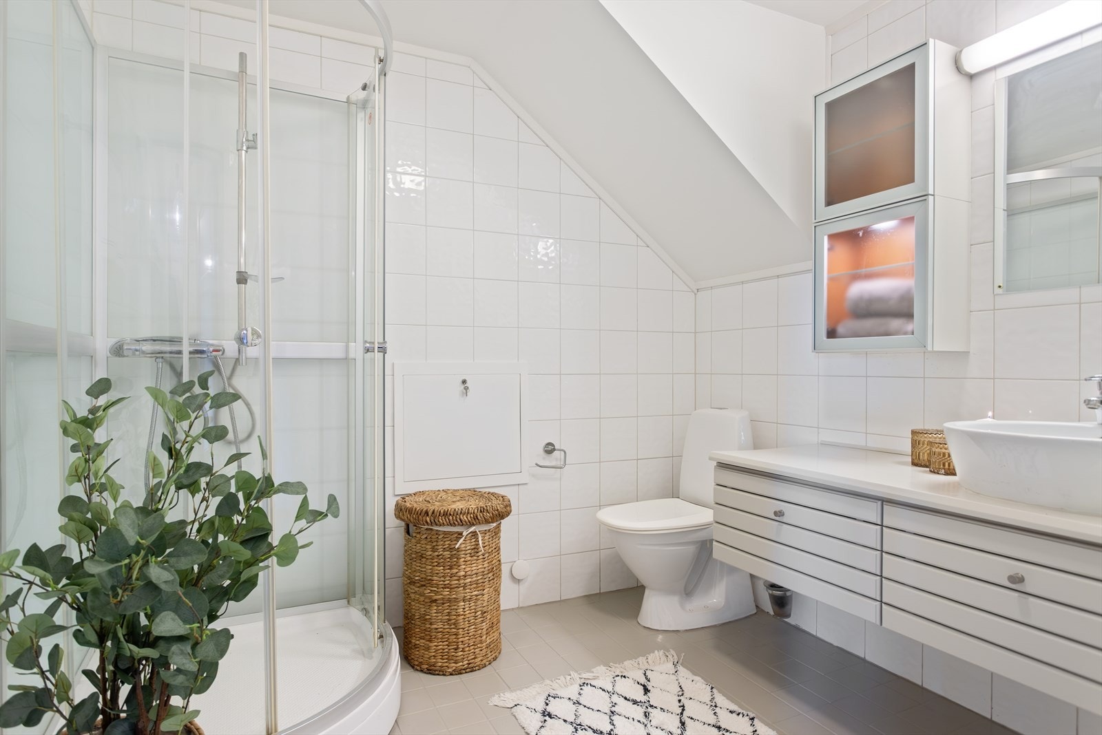 Badet har flislagte overflater og gulvvarme. Galleribilde