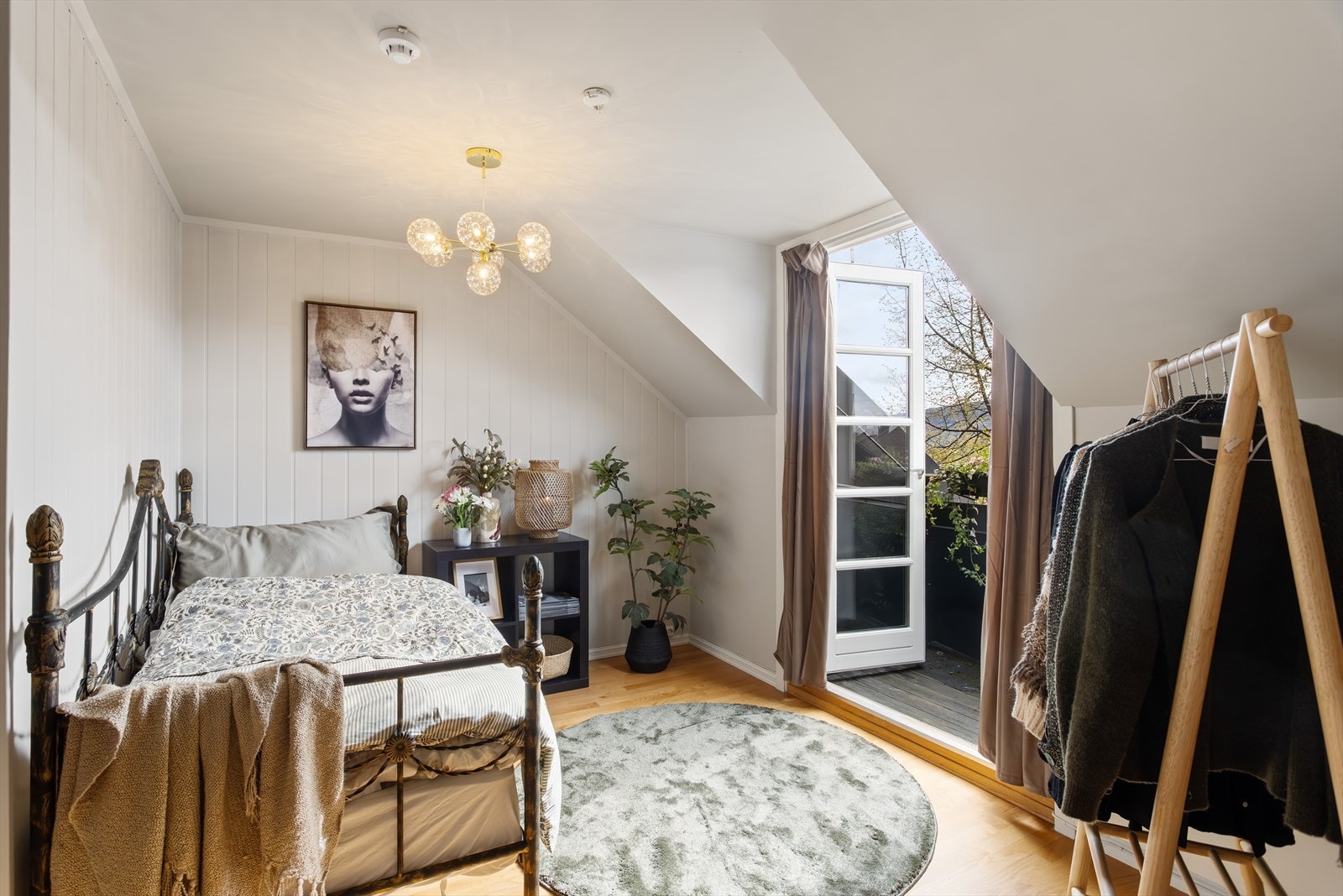 Soverommet er romslig, med plass til både seng og garderobeløsning. Galleribilde