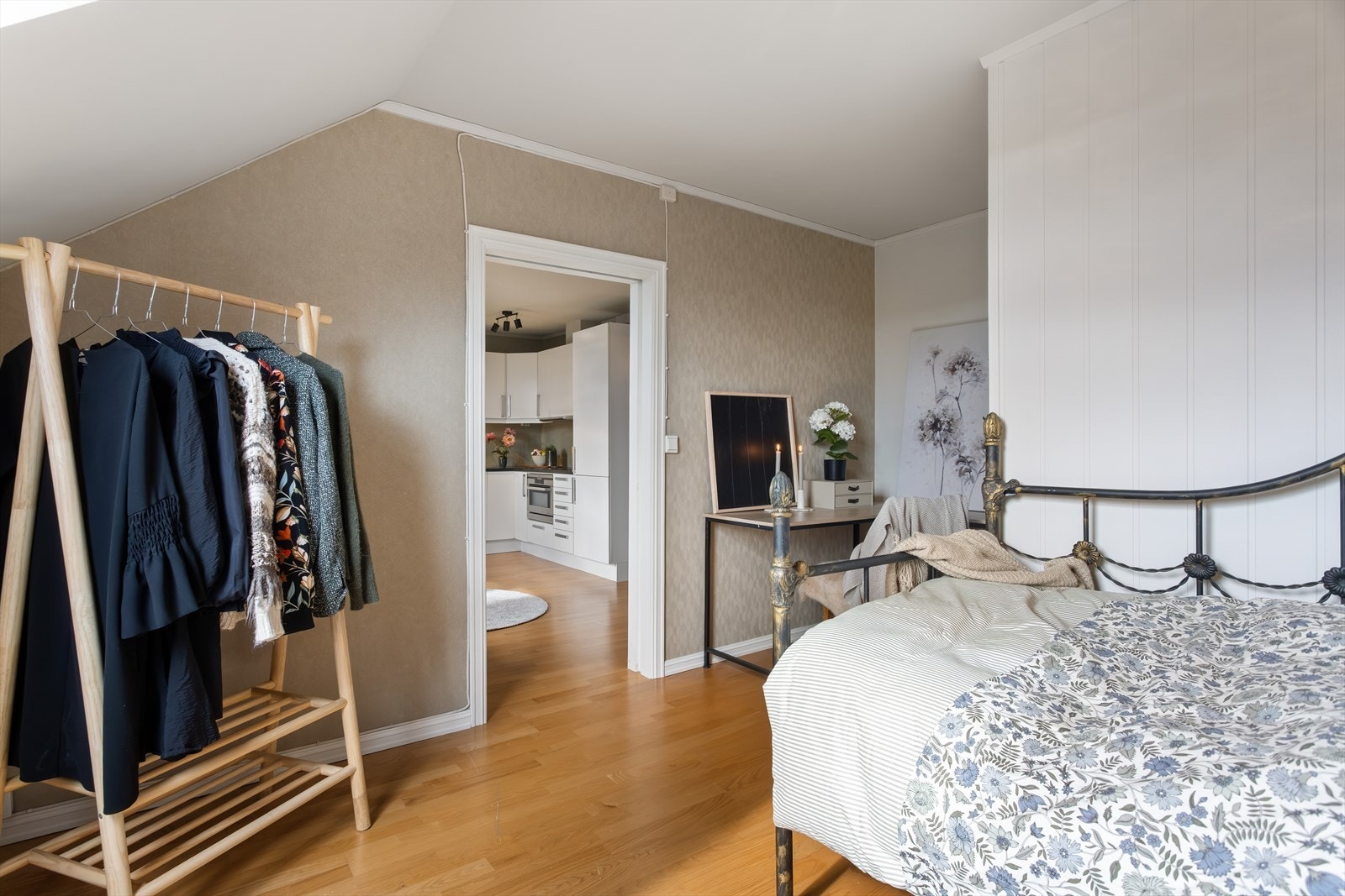 Åpen garderobeløsning gir fleksibel og oversiktlig oppbevaring. Galleribilde