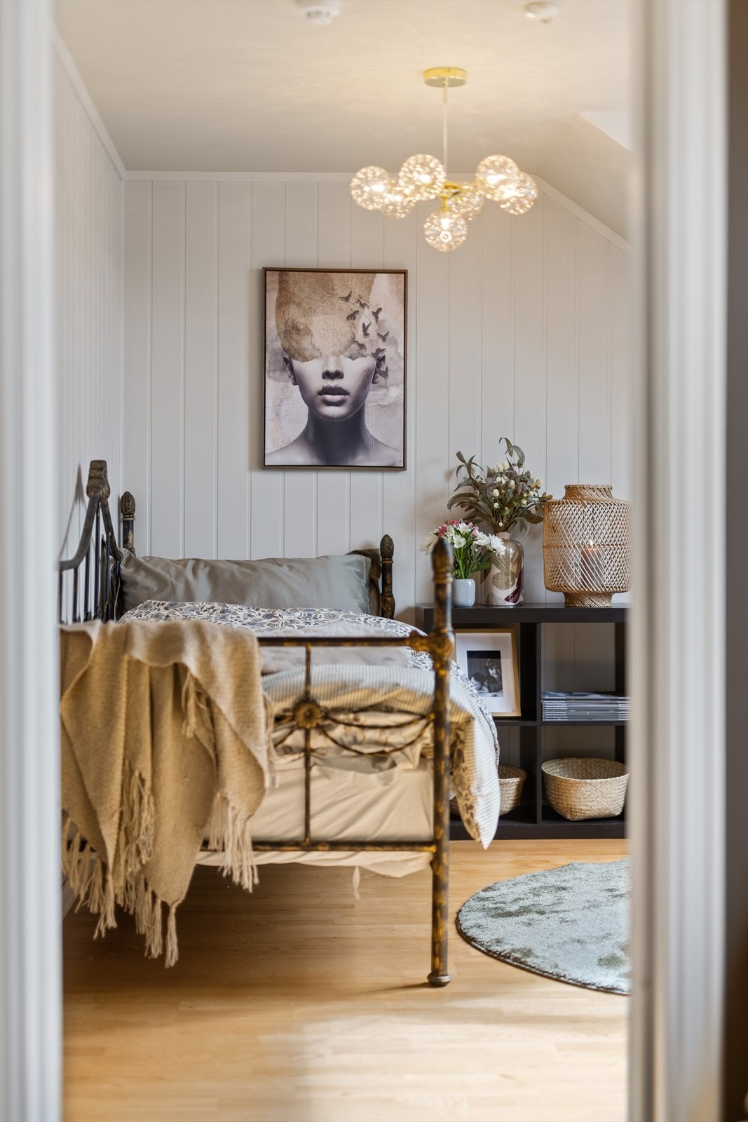 Inngang til soverommet via en plassbesparende skyvedør. Galleribilde