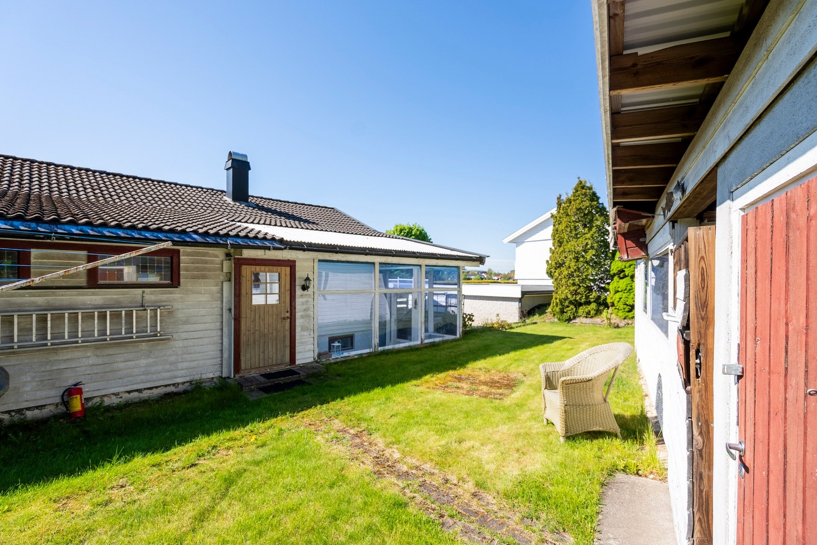 Flotte uteplasser på flere sider av huset er allerede på plass, og uthus på tomten gir ekstra lagringsplass og gode bruksmuligheter Galleribilde