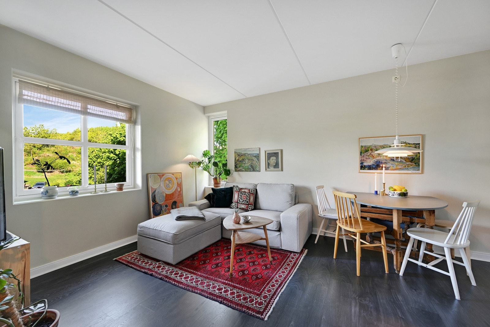 Det er som vi ser plass for både sofa og spisebord Galleribilde