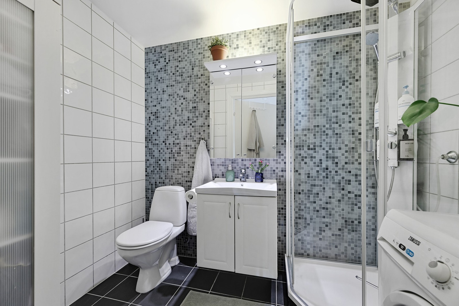 Fin mosaikk vegg- det er også opplegg for vaskemaskin på badet Galleribilde