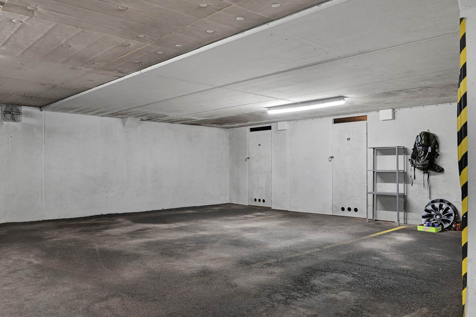 Her medfølger det egen plass med ladeboks. Det er også en bod bak parkeringsplassen Galleribilde