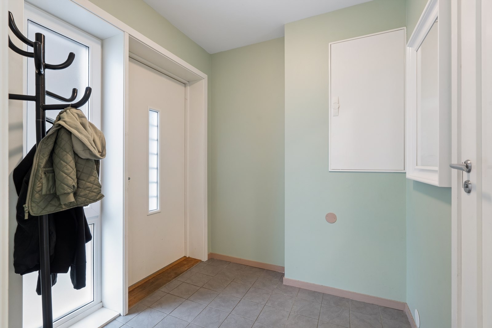Velkommen inn! Lys og hyggelig entré med plass for enkle garderobe- og opphengsløsninger. Galleribilde