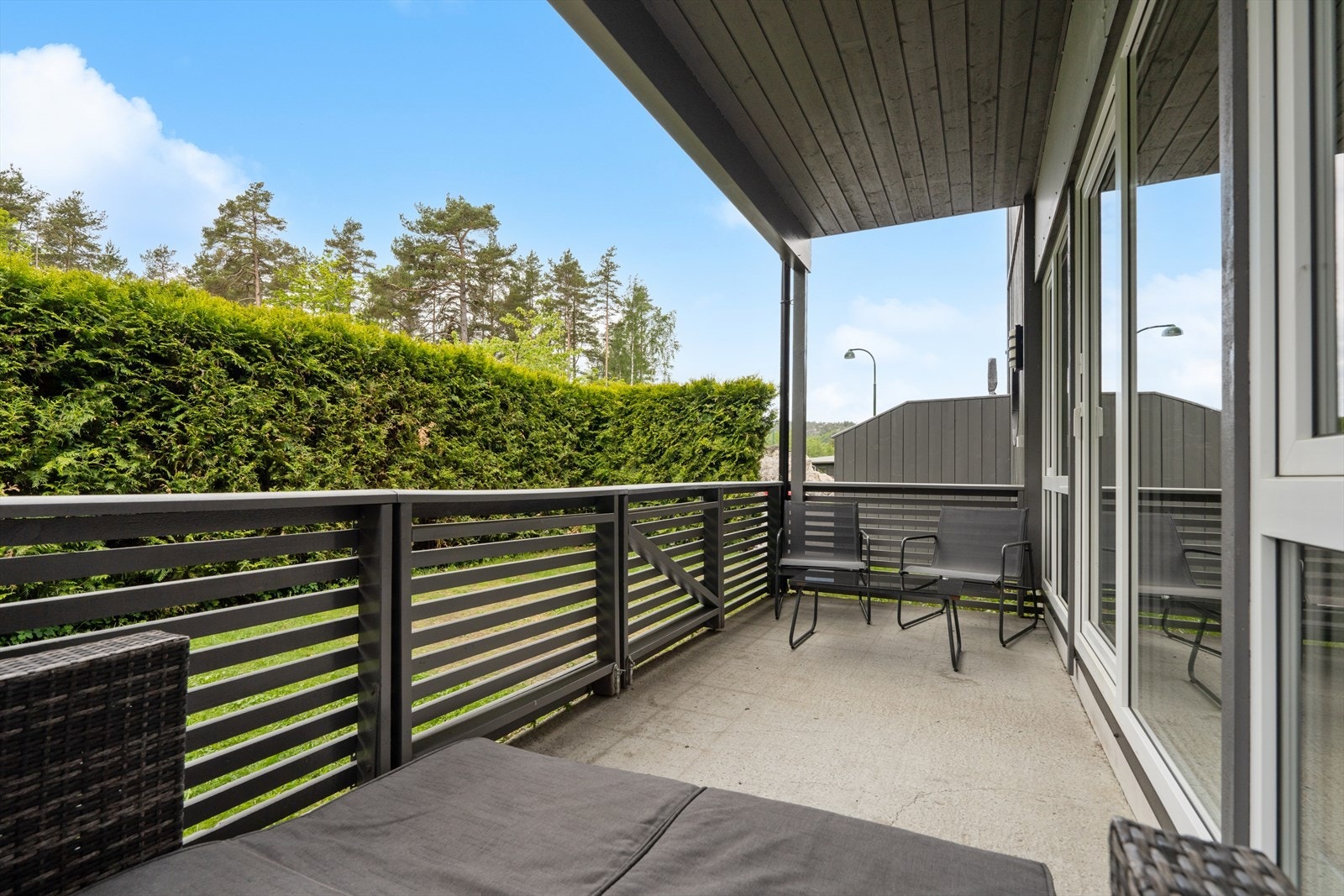 Uteplassen er delvis overbygget, noe som gir ly for vær og vind. Galleribilde