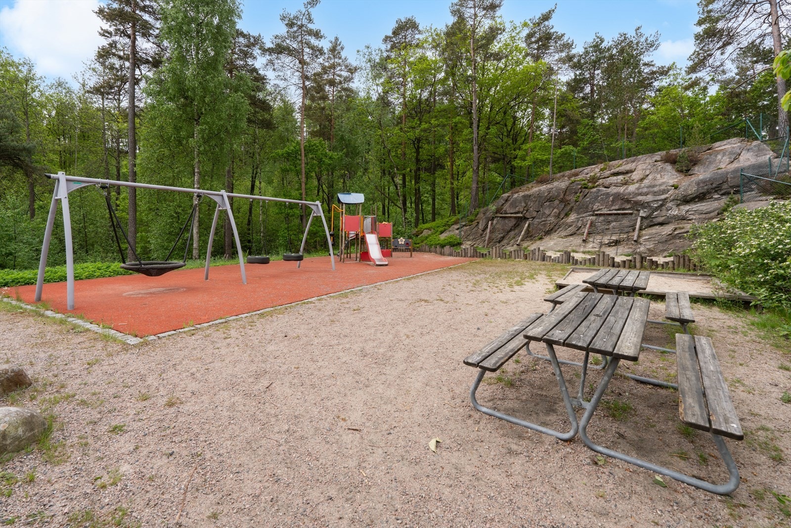 I umiddelbar nærhet finnes lekeplass og fine turområder. Solkollen bussholdeplass er kun 3 minutter unna. Galleribilde