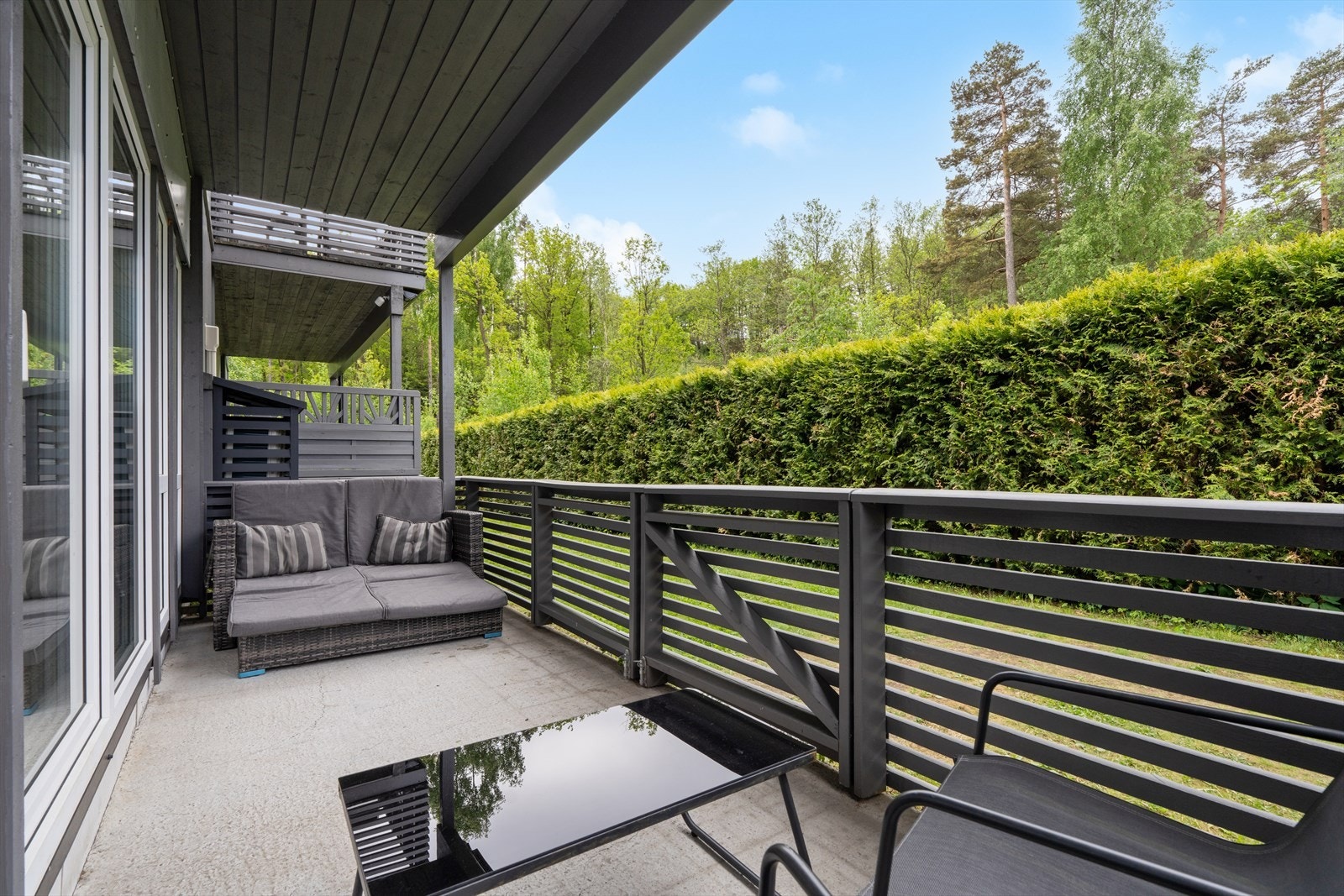 Den private uteplassen har god plass til en hyggelig sittegruppe. Galleribilde