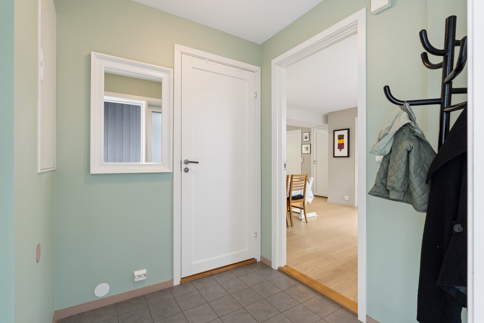 Entréen har flislagt gulv og gir adkomst til bad og videre inn i stuen. Galleribilde