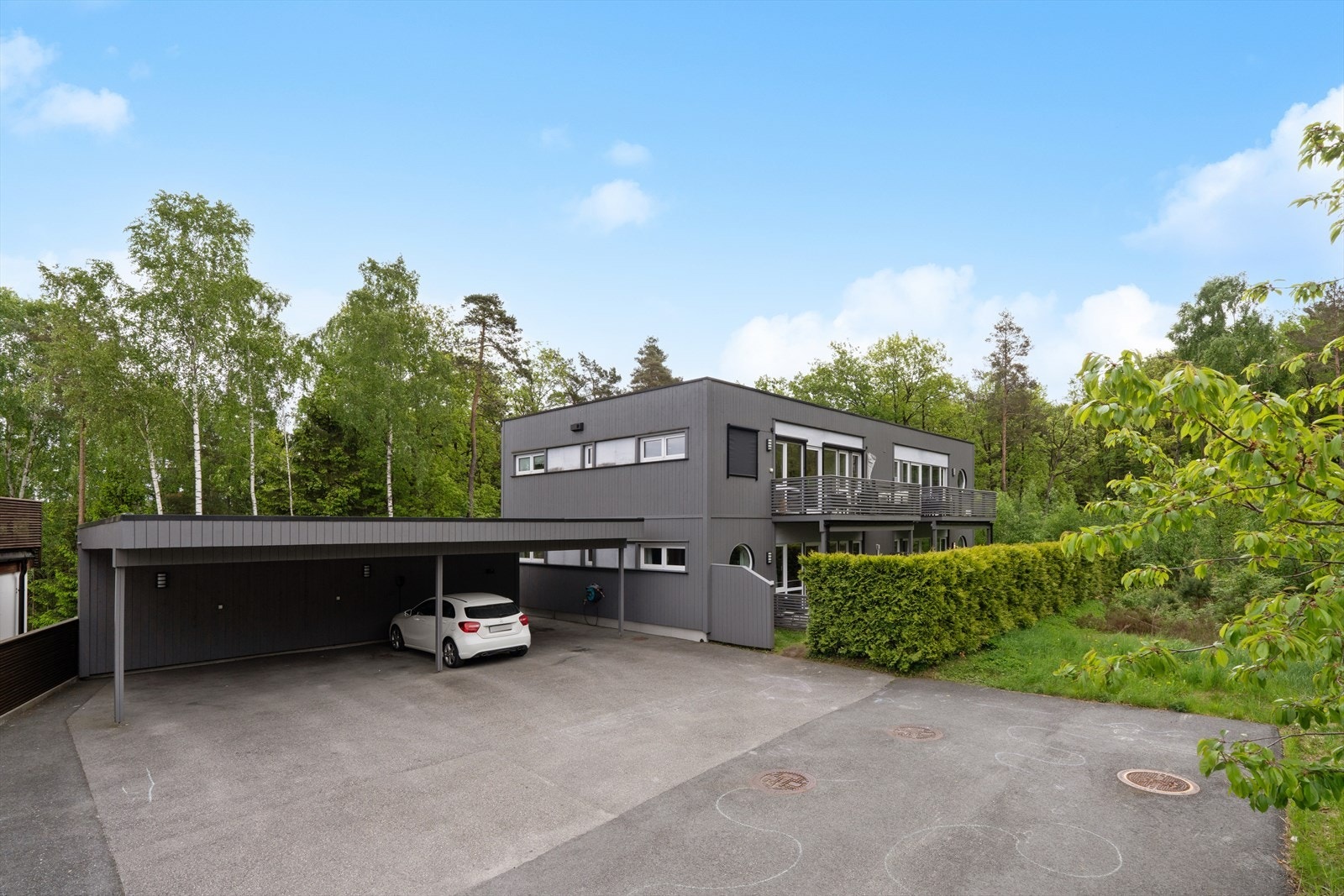 Eiendommen er en del av et moderne boligkompleks fra 2015 med felles, asfaltert gårdsplass. Galleribilde