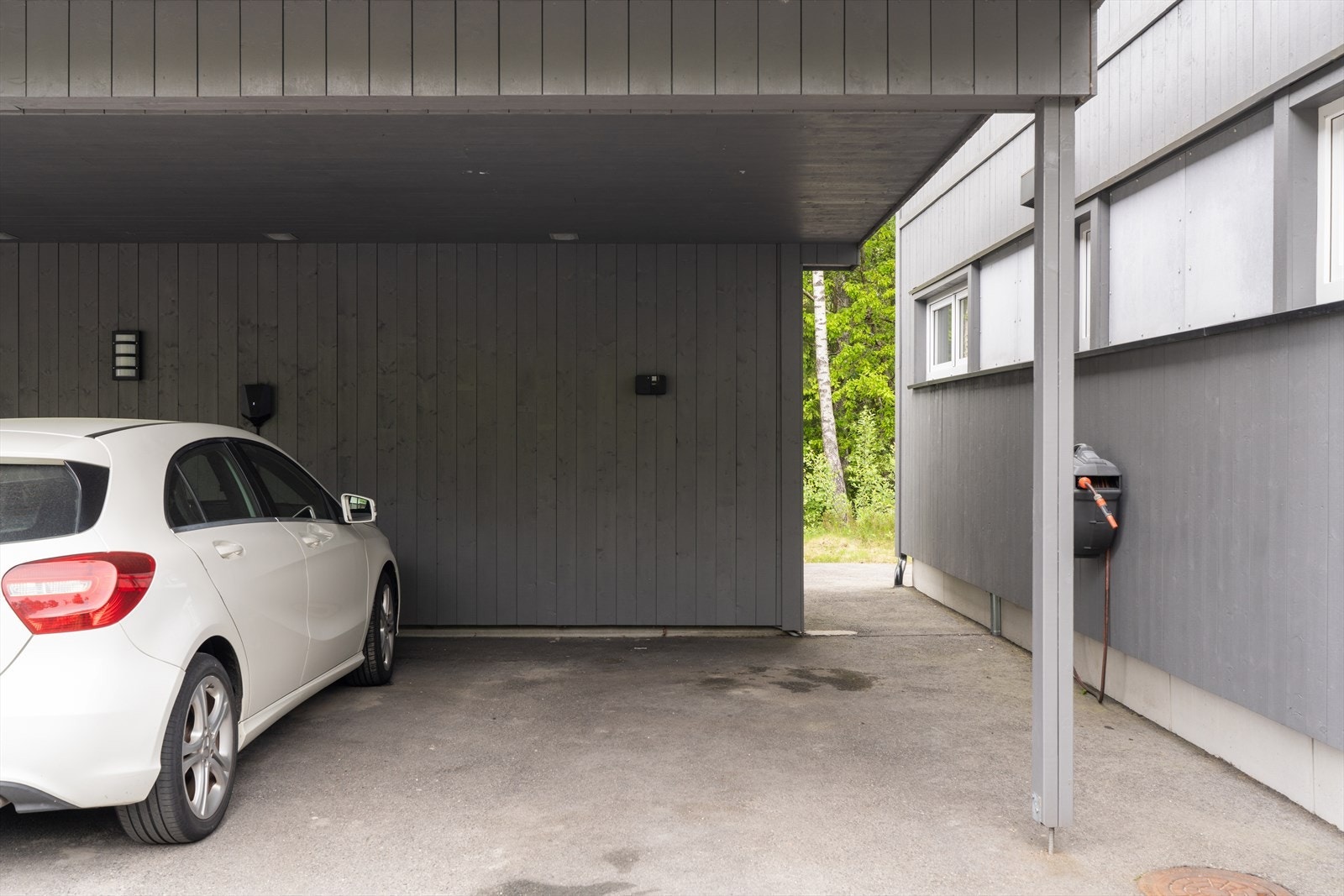 Parkering i felles carportanlegg. Det er etablert el-bil lader. Galleribilde