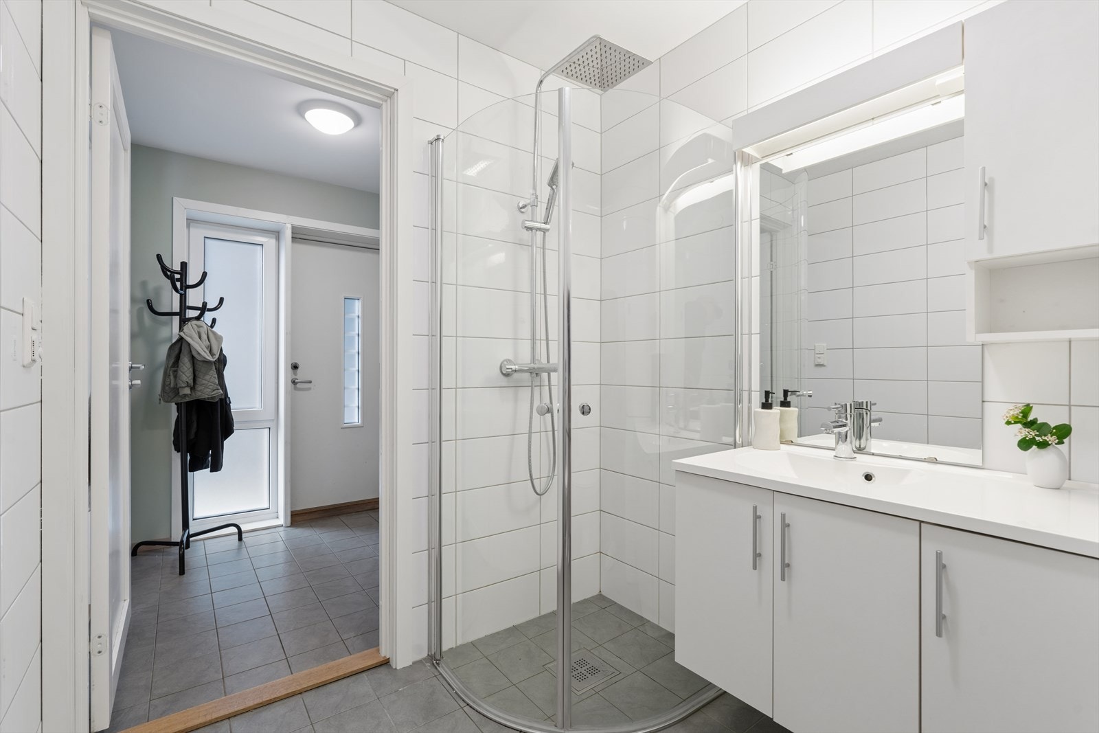 Lys og romslig baderomsinnredning med mye oppbevaringsplass. Det er behagelige varmekabler i gulv. Galleribilde