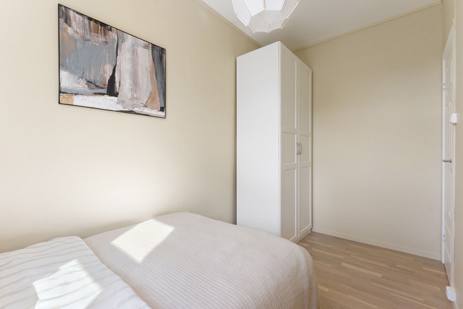 Det er også plass til ytterligere oppbevaringsmøblement, eller skrivepult, ved behov Galleribilde