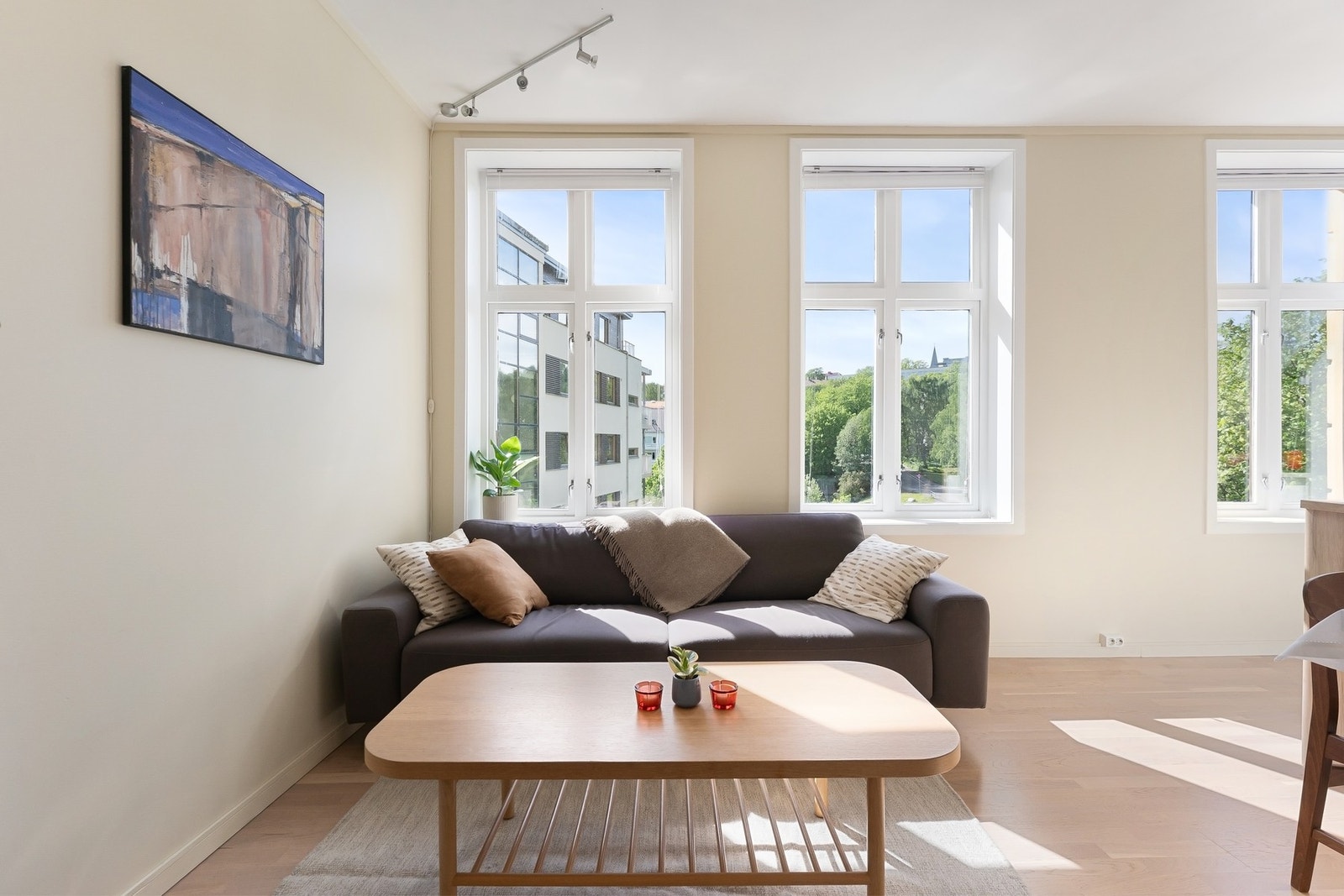 Her får du mange møbleringsmuligheter etter behov, med plass til sofa, tv-møblement og spisebord Galleribilde