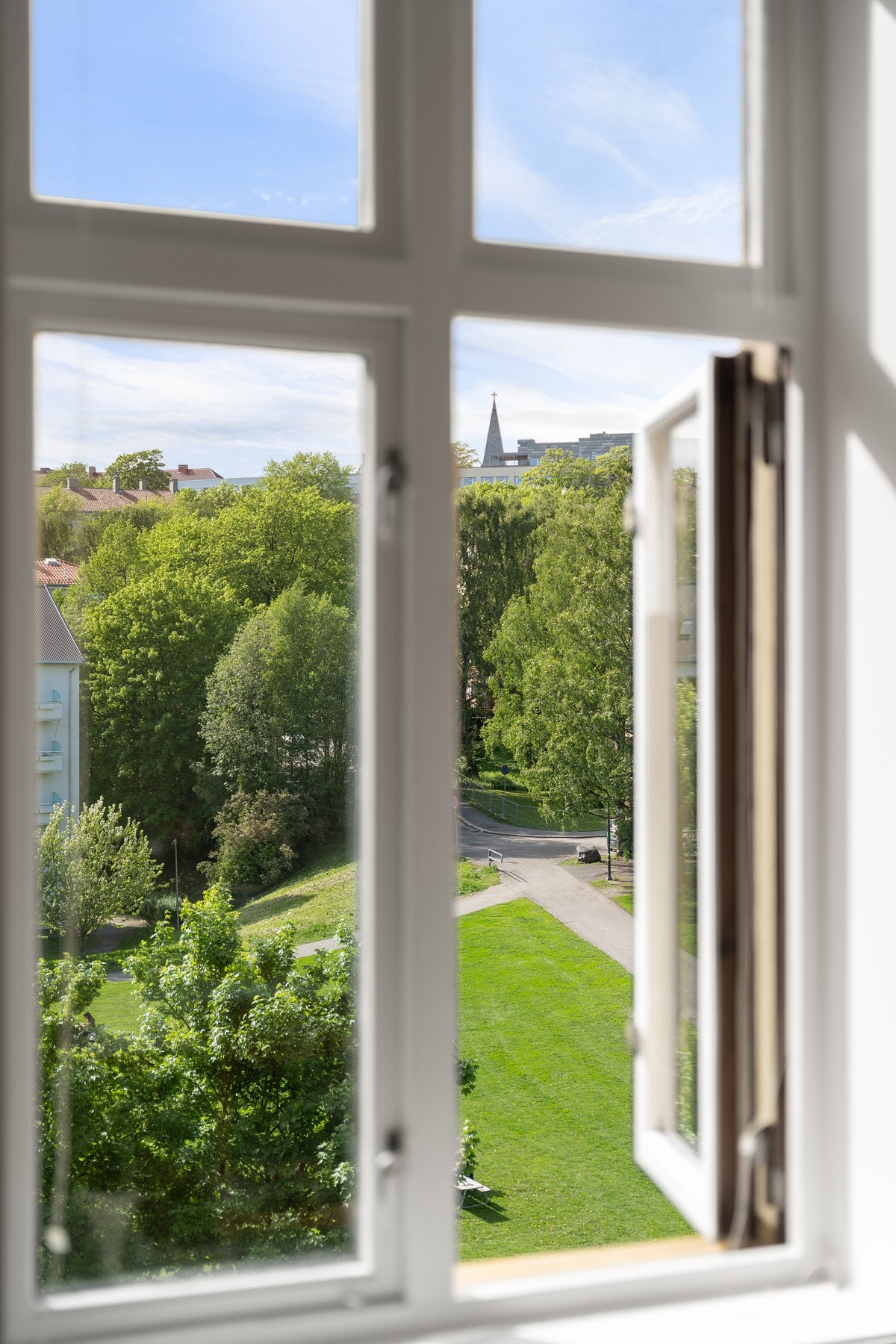 Leiligheten har en lys og luftig stue med store vindusflater som gir rikelig med naturlig lysinnslipp. Rommet i likhet med resten av boligen er malt i lyse farger, med god takhøyde som gir en luftig romfølelse Galleribilde