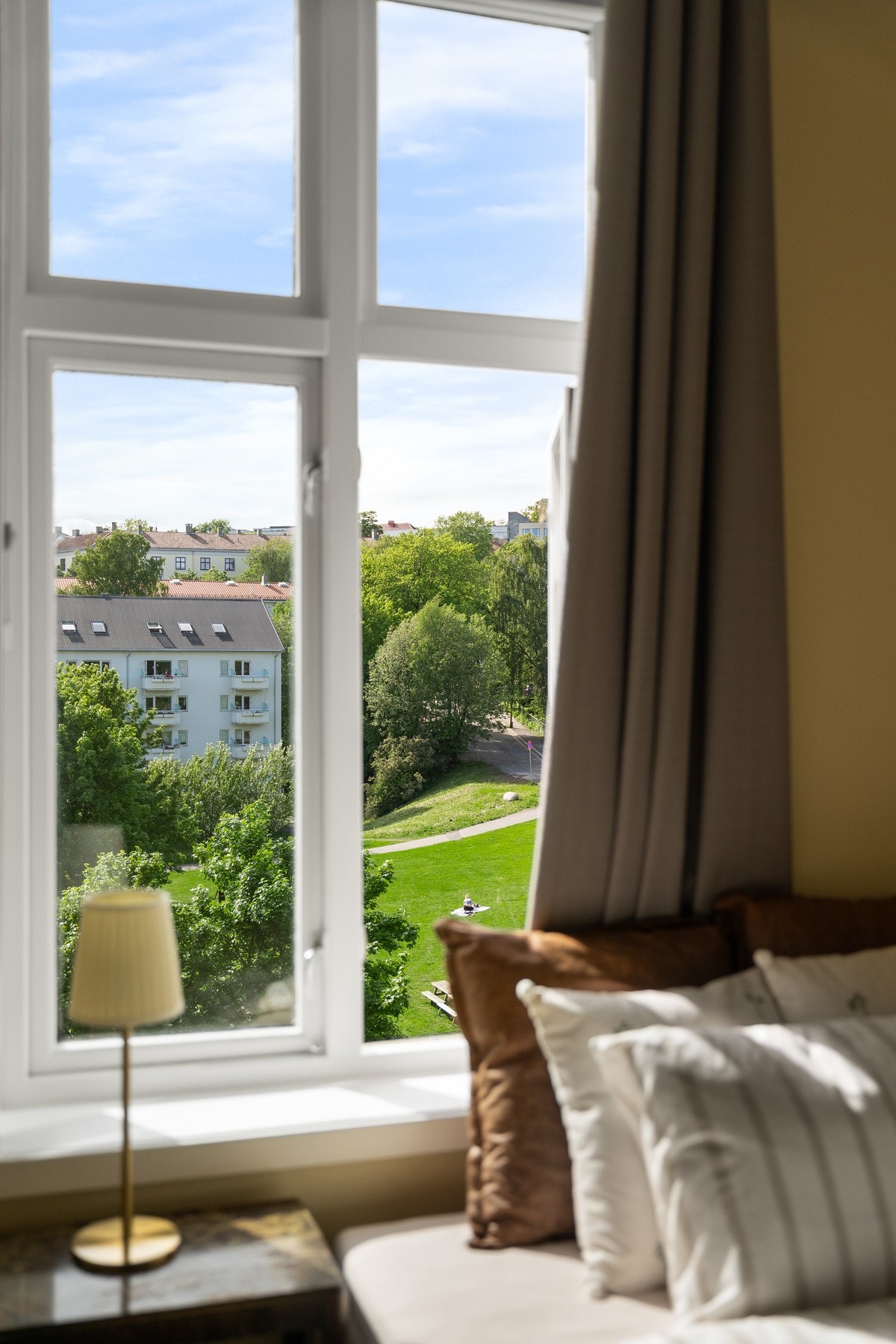Rommet vender ut mot rolige omgivelser, her kan du sove med vinduet åpent hele året rundt Galleribilde