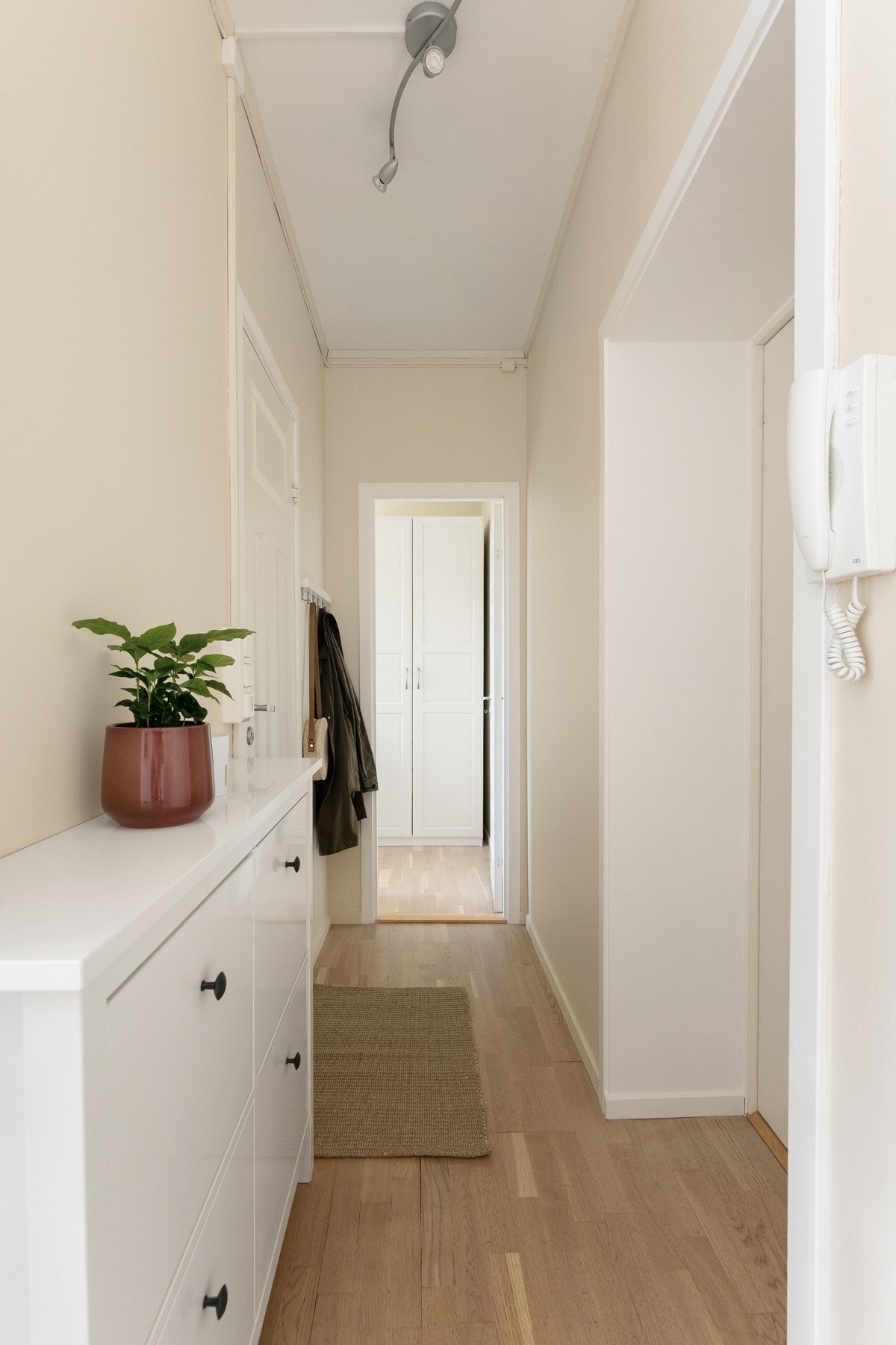 Innbydende entré med plass til oppheng av yttertøy og oppbevaring av sko. Velkommen hjem! Galleribilde