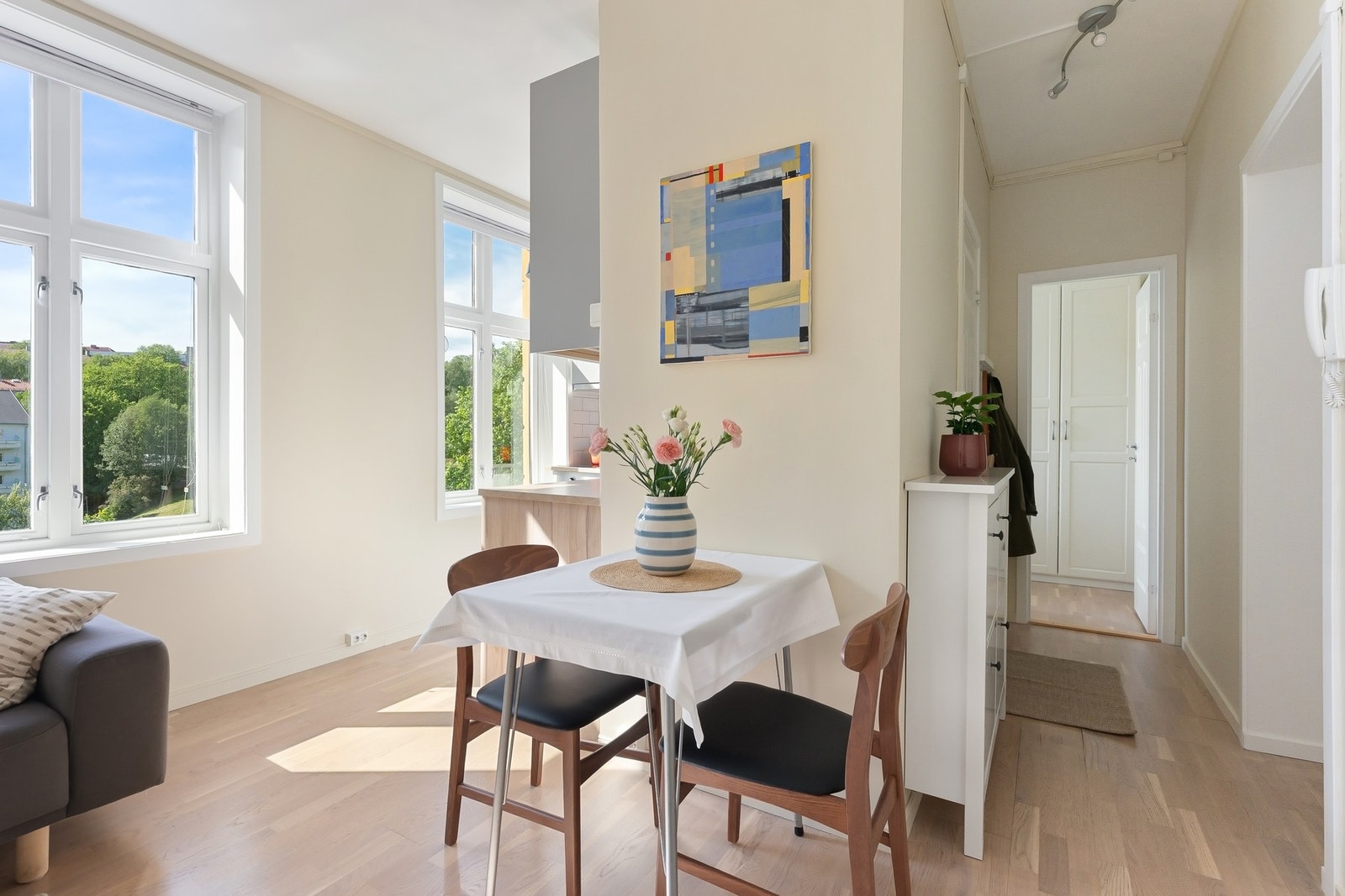 I dels åpen løsning til stuen får du moderne kjøkkeninnredning, ny i 2015 Galleribilde