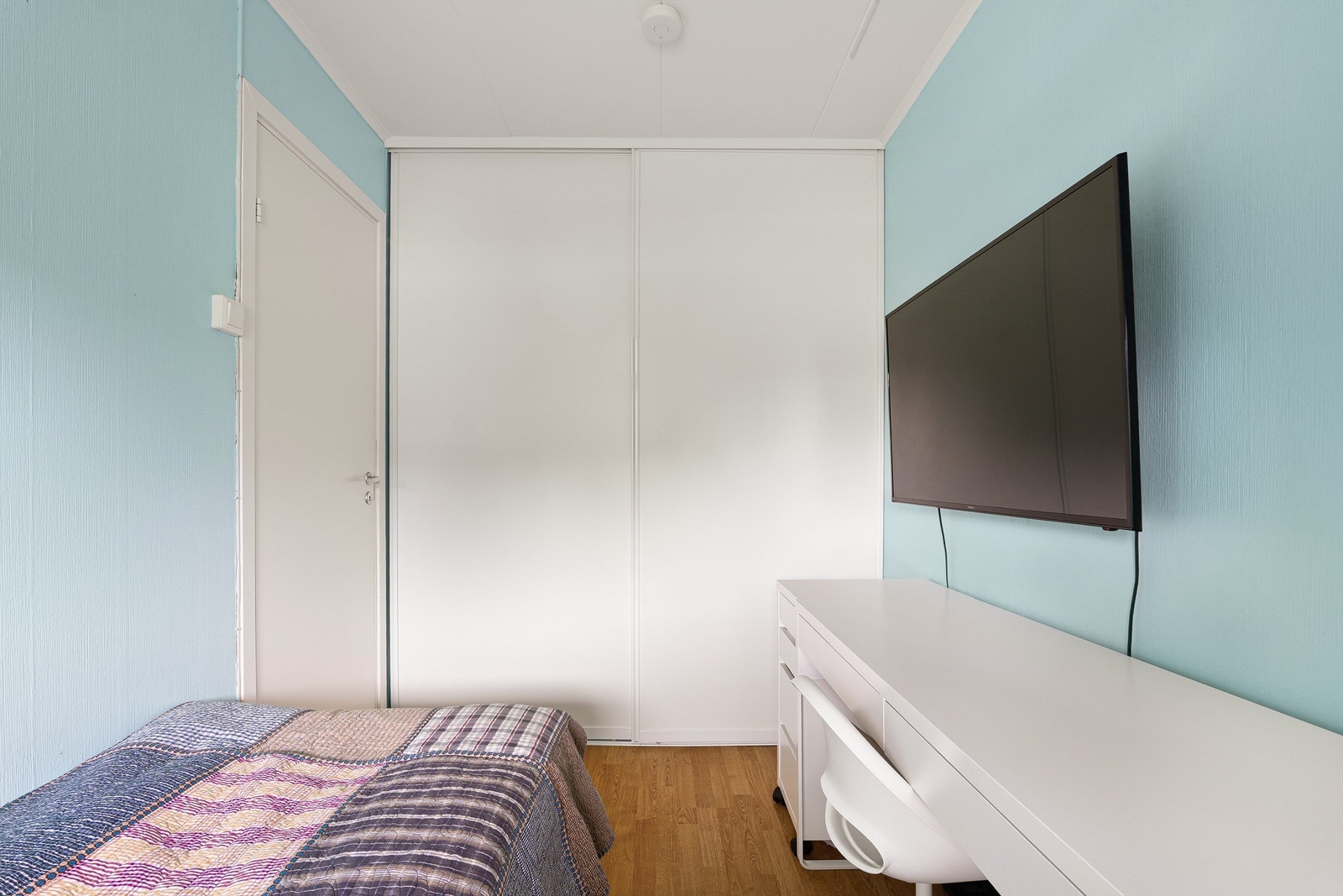 Begge soverom er utstyrt med skyvedørsgarderobe. Galleribilde