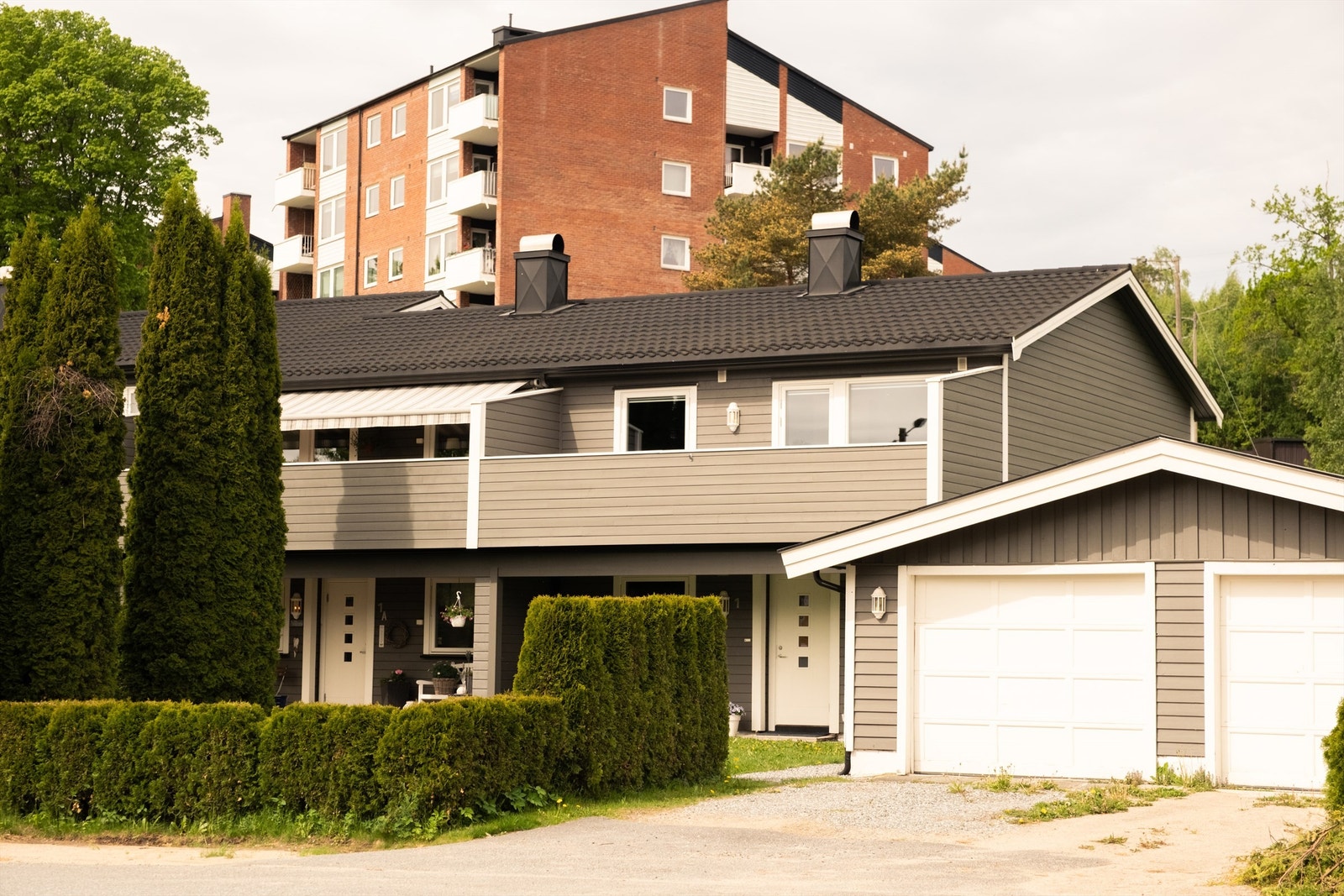 I dobbelgarasjen rett utenfor disponerer boligen plassen som er nærmest. Lader til EL-bil er montert. Galleribilde